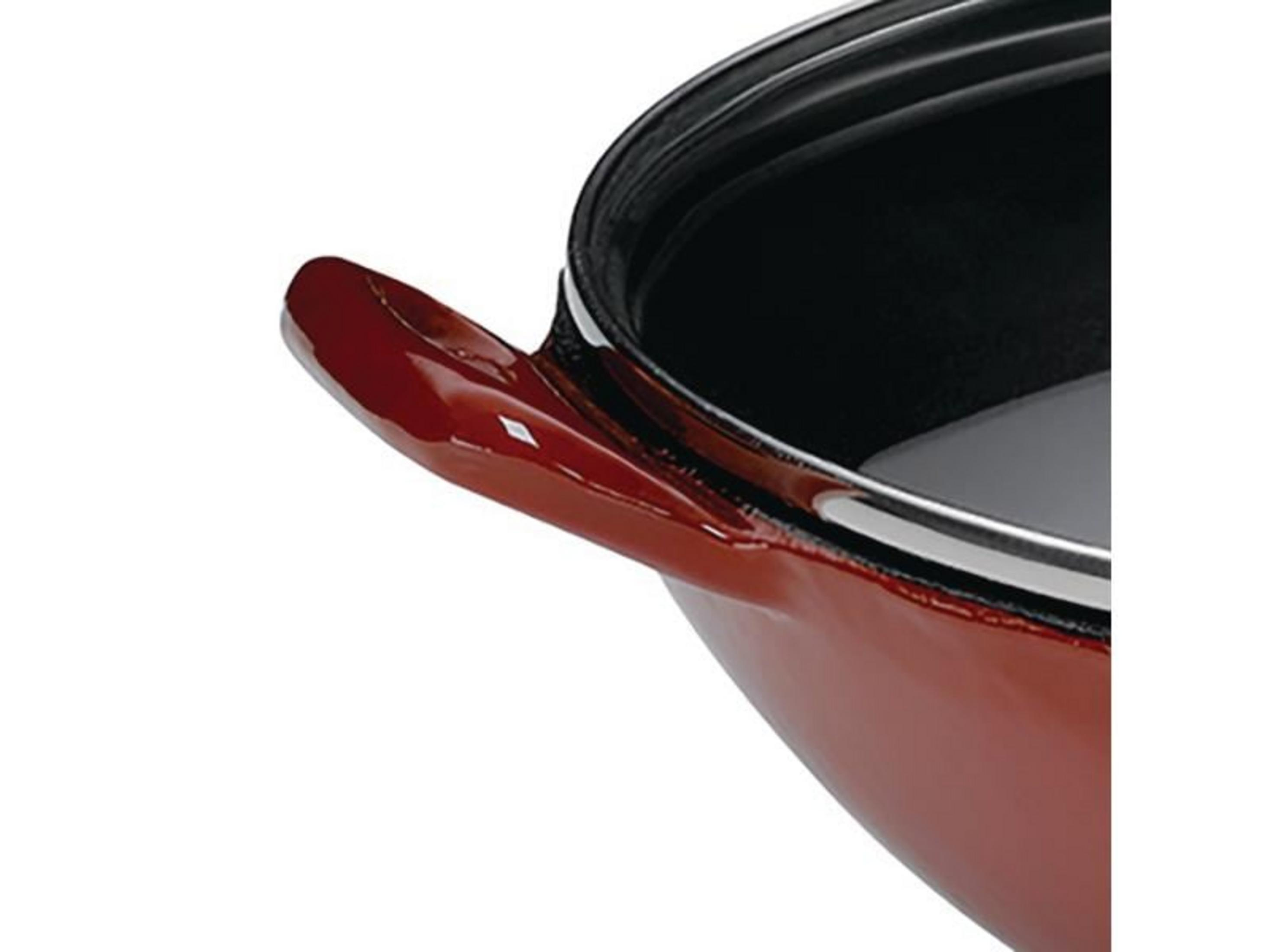 Rote Kochtopf mit schwarzem Inneren und einem Griff.