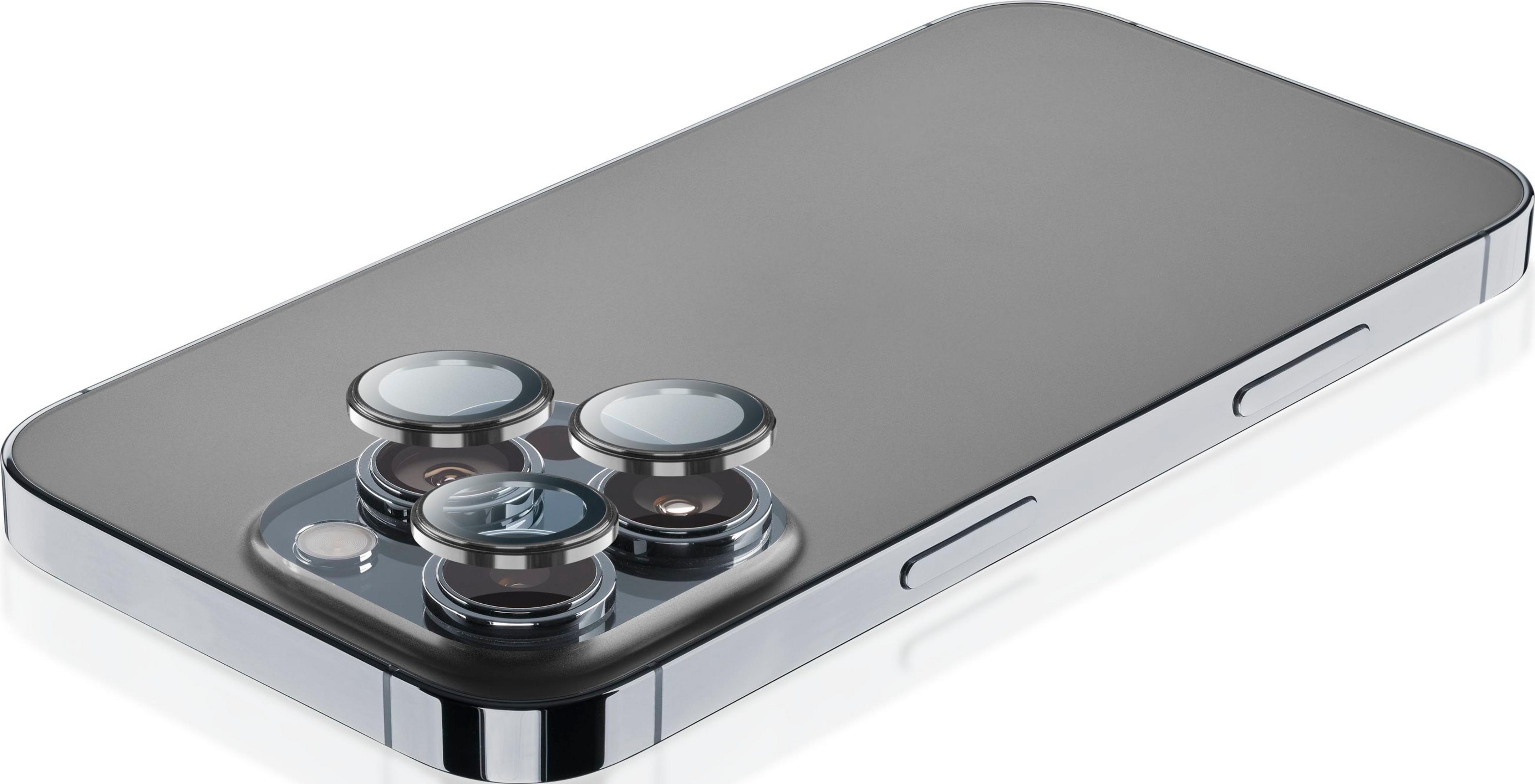 Teléfono inteligente gris con tres lentes de cámara en la parte trasera.