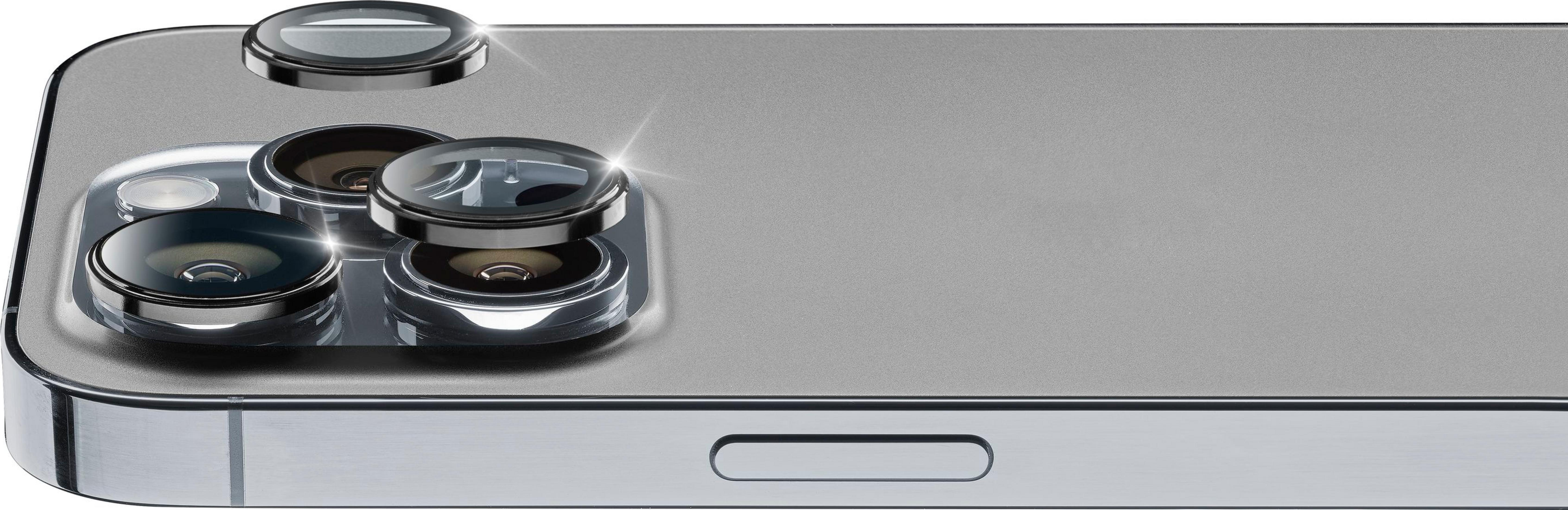 Primer plano de la parte trasera de un smartphone plateado con tres lentes de cámara.