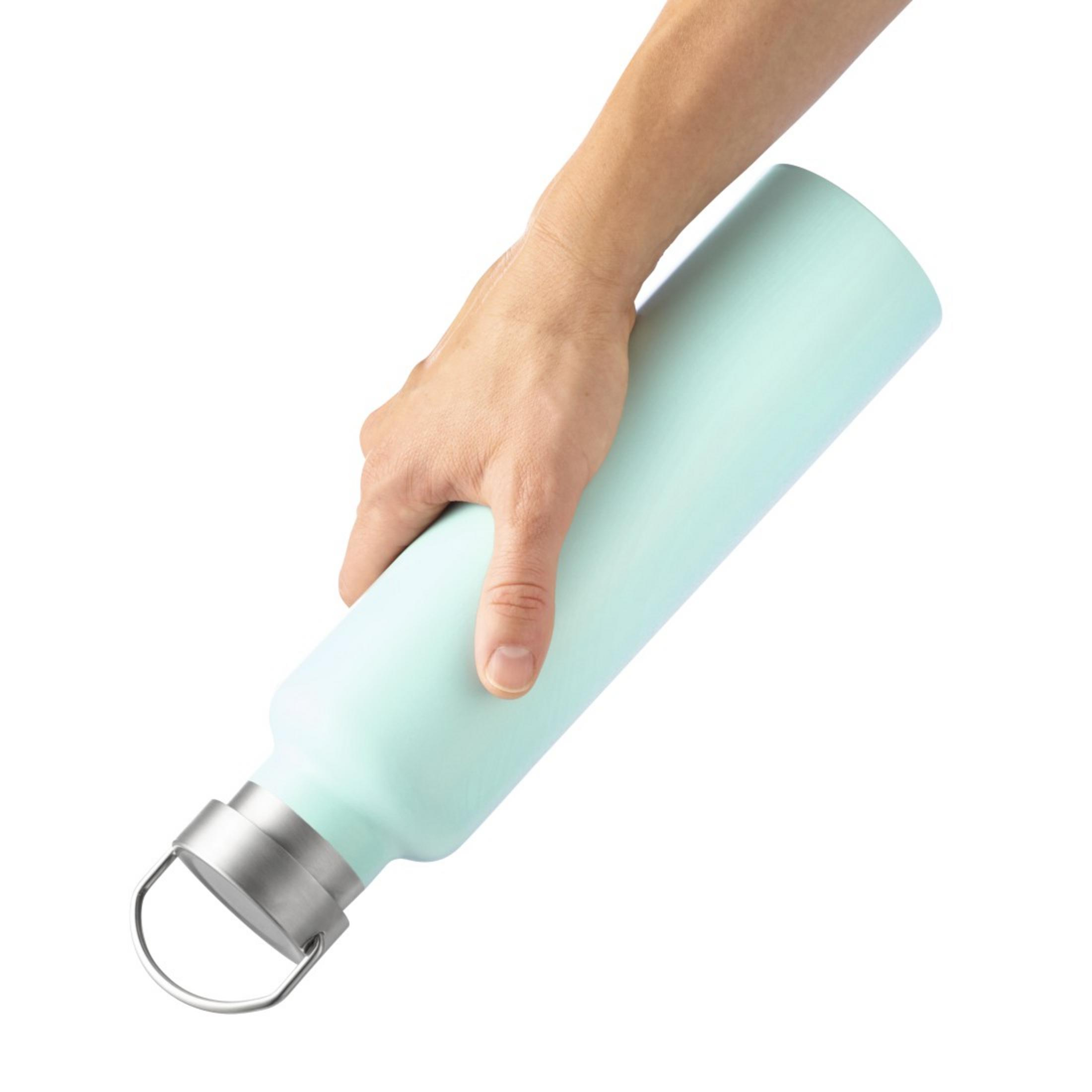 Eine Hand hält eine hellgrüne Trinkflasche mit silbernem Deckel und Henkel.