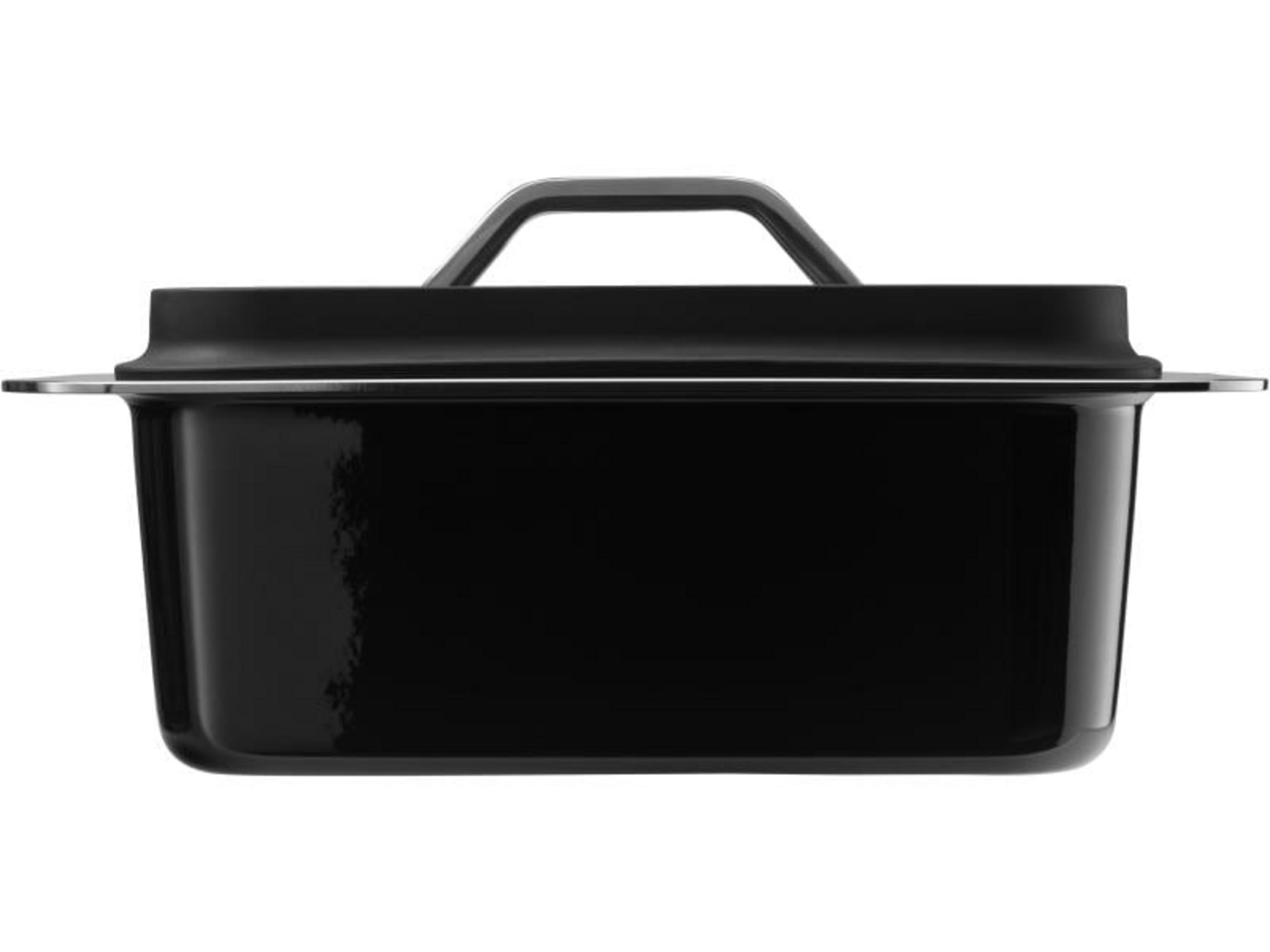 Casserole noire avec couvercle et poignées, photo studio sur fond blanc.