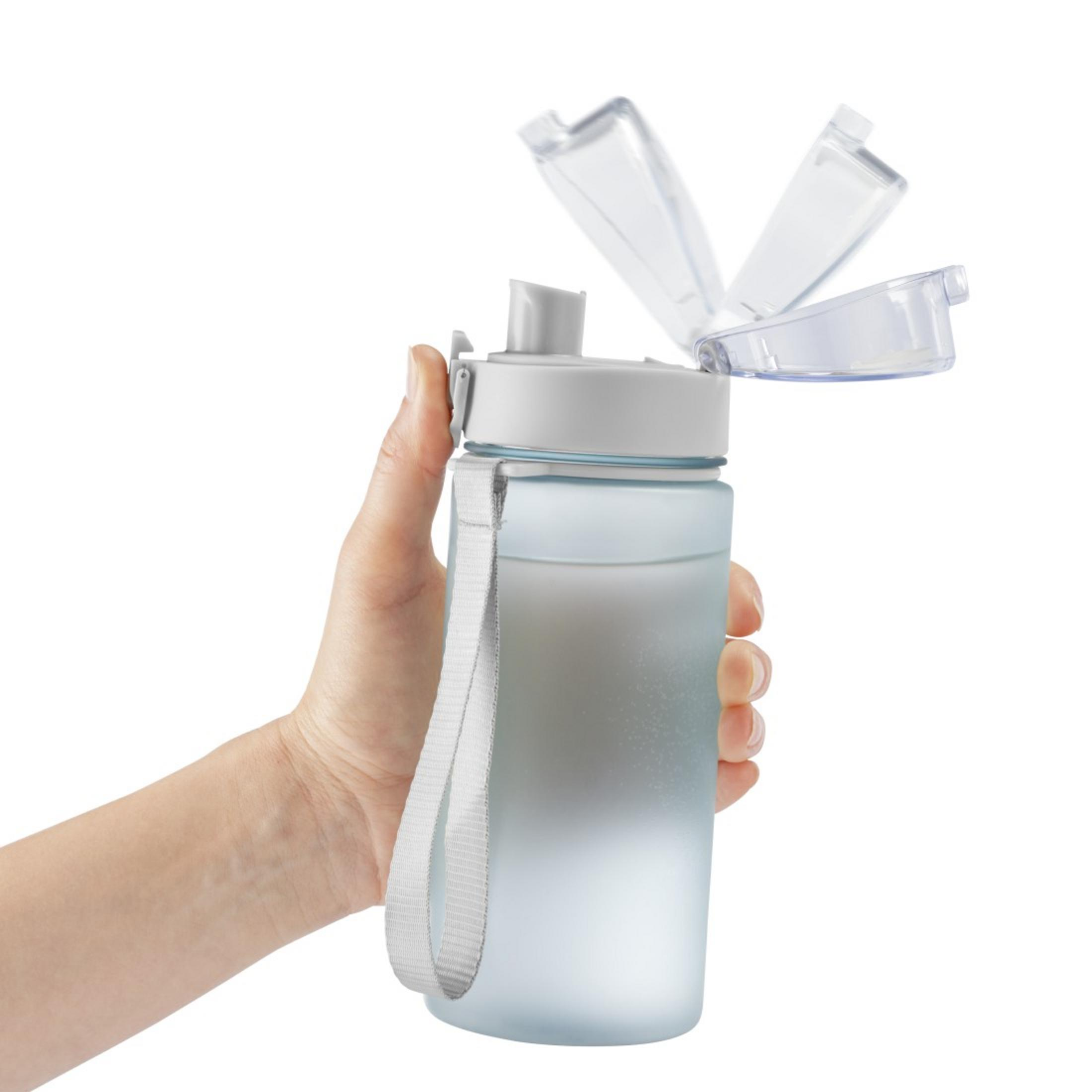 Eine Hand hält eine durchsichtige hellblaue Wasserflasche mit geöffnetem Deckel.