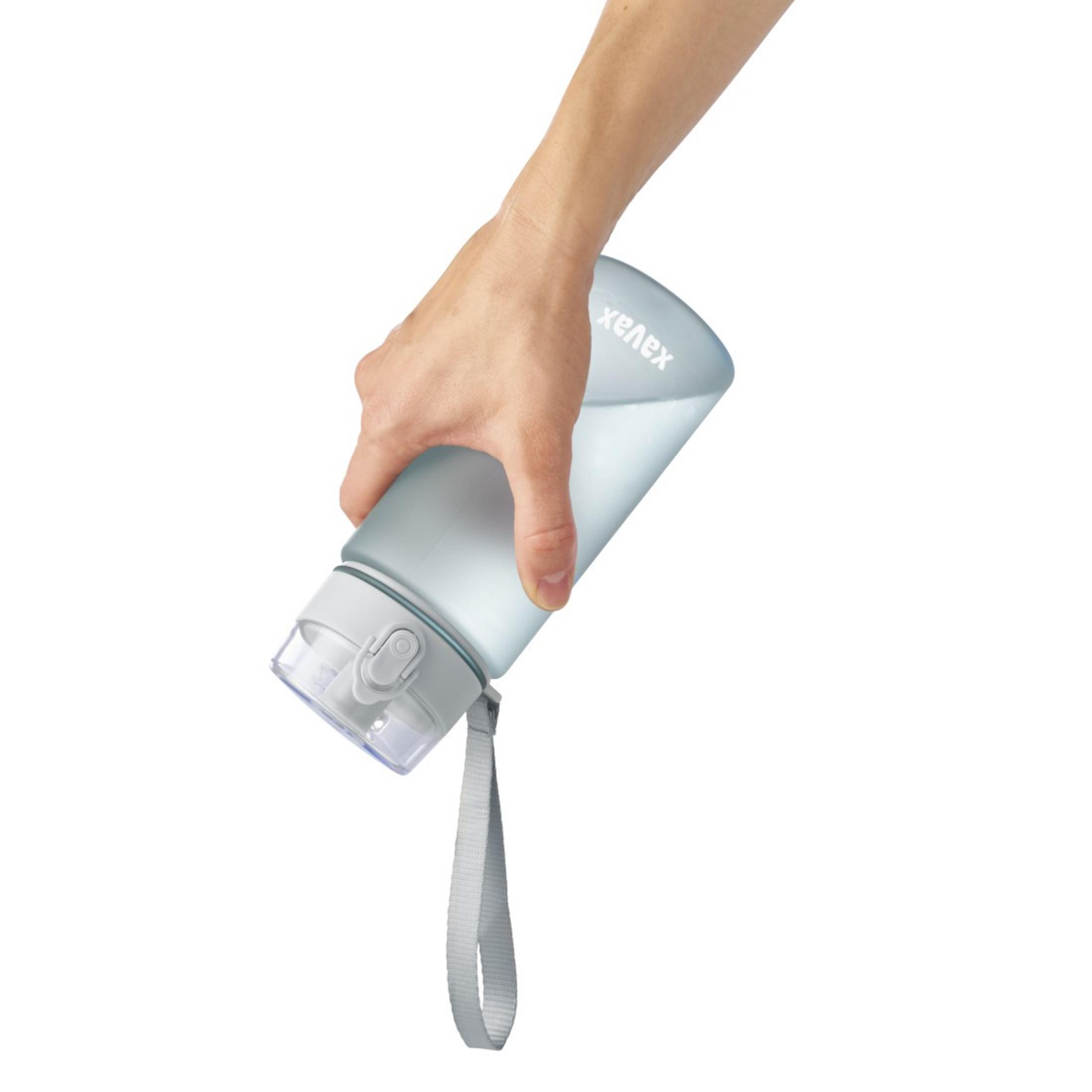 Eine Hand hält eine durchsichtige Wasserflasche mit blauem Schimmer. Ein Band hängt herab.