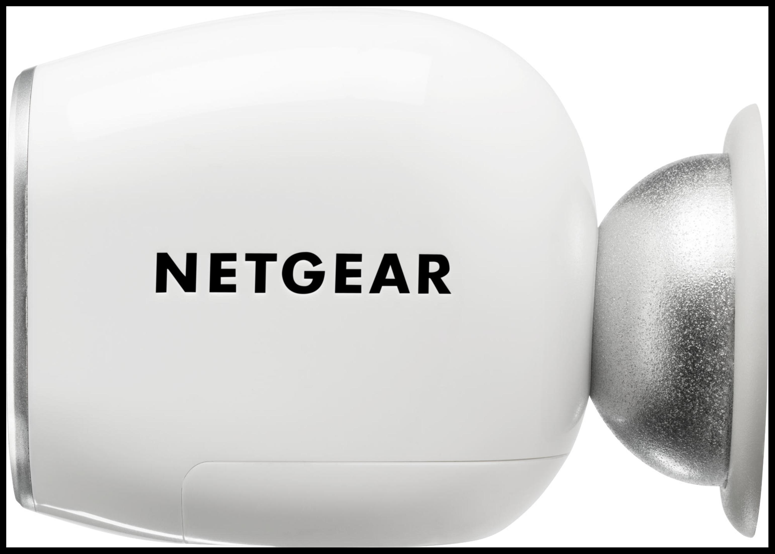Una telecamera Netgear bianca con giunto argentato su sfondo bianco.