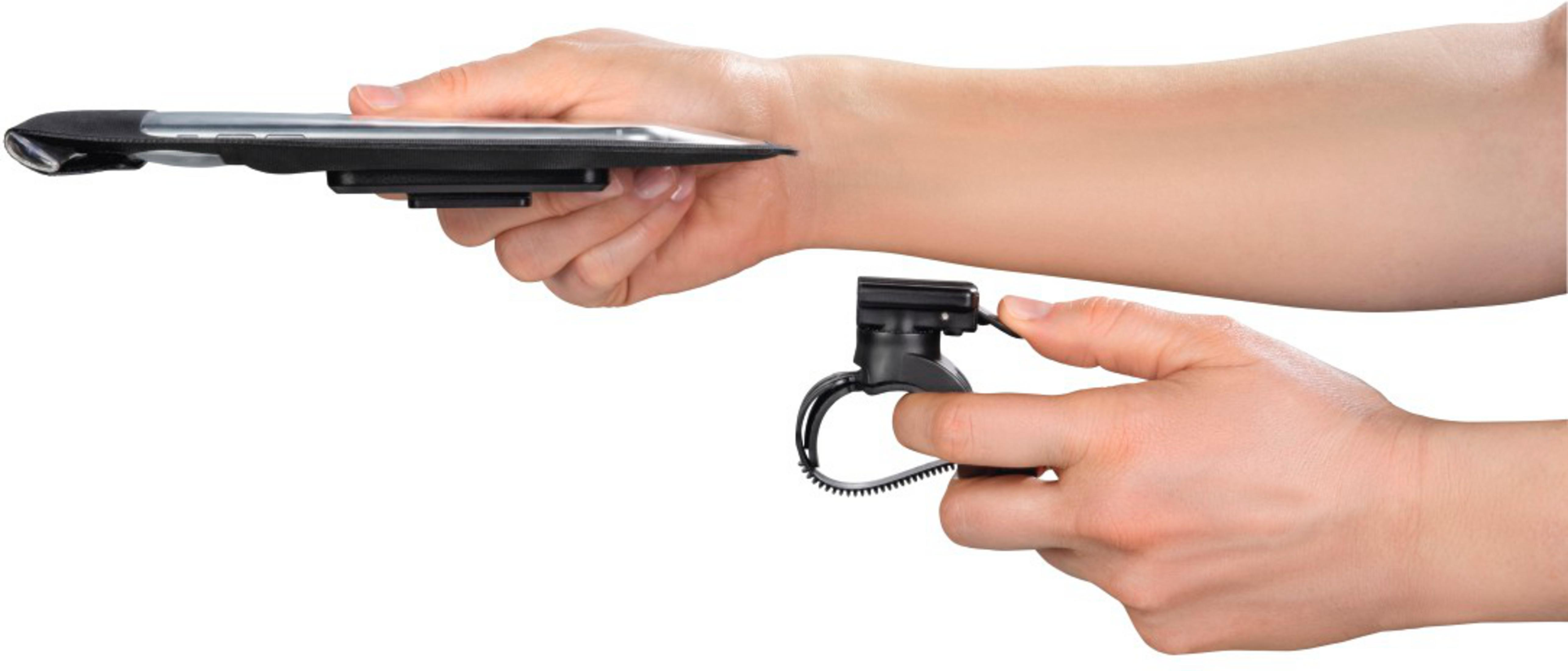 Jedna ręka trzyma cienki czarny prostokąt, druga ręka trzyma czarny uchwyt.