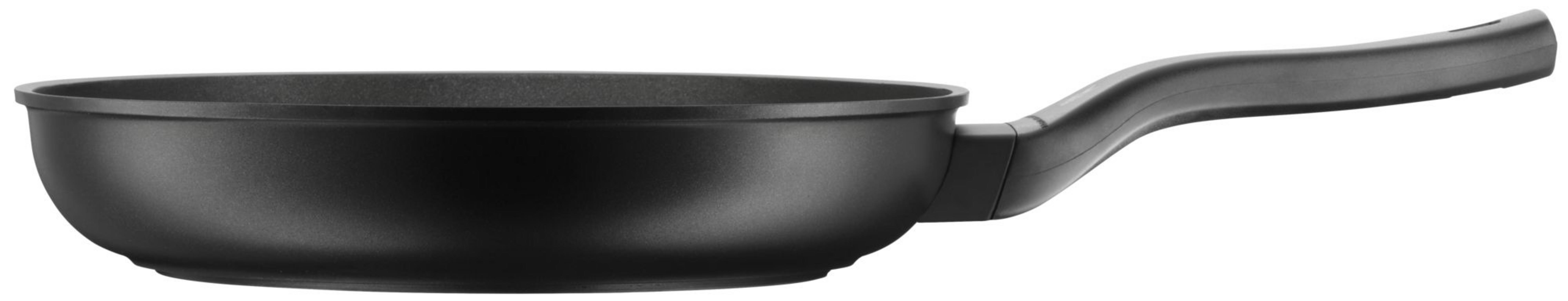 Una padella nera con manico curvo su sfondo bianco.