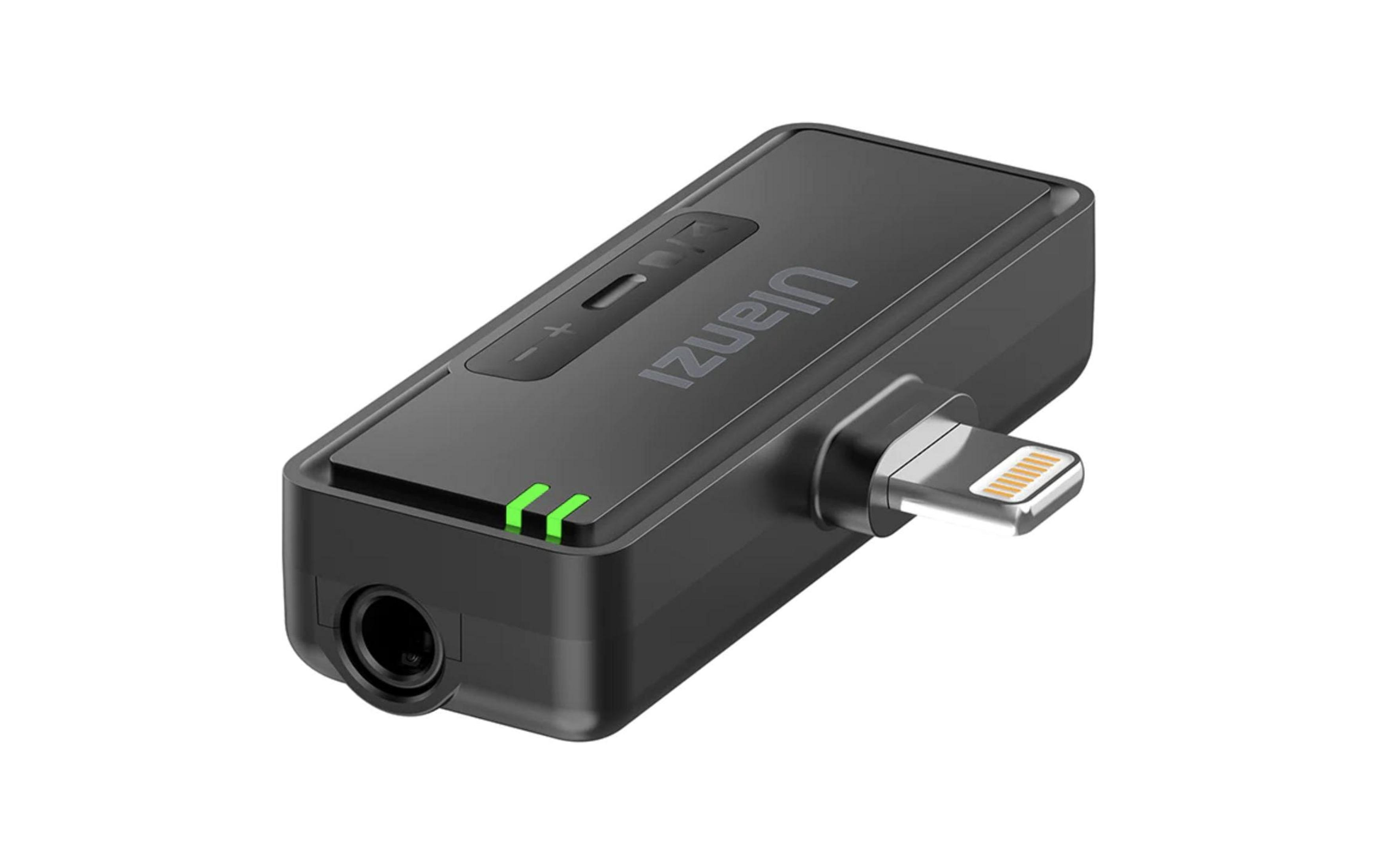 Un adaptateur noir avec connecteur lightning et prise 3,5 mm.