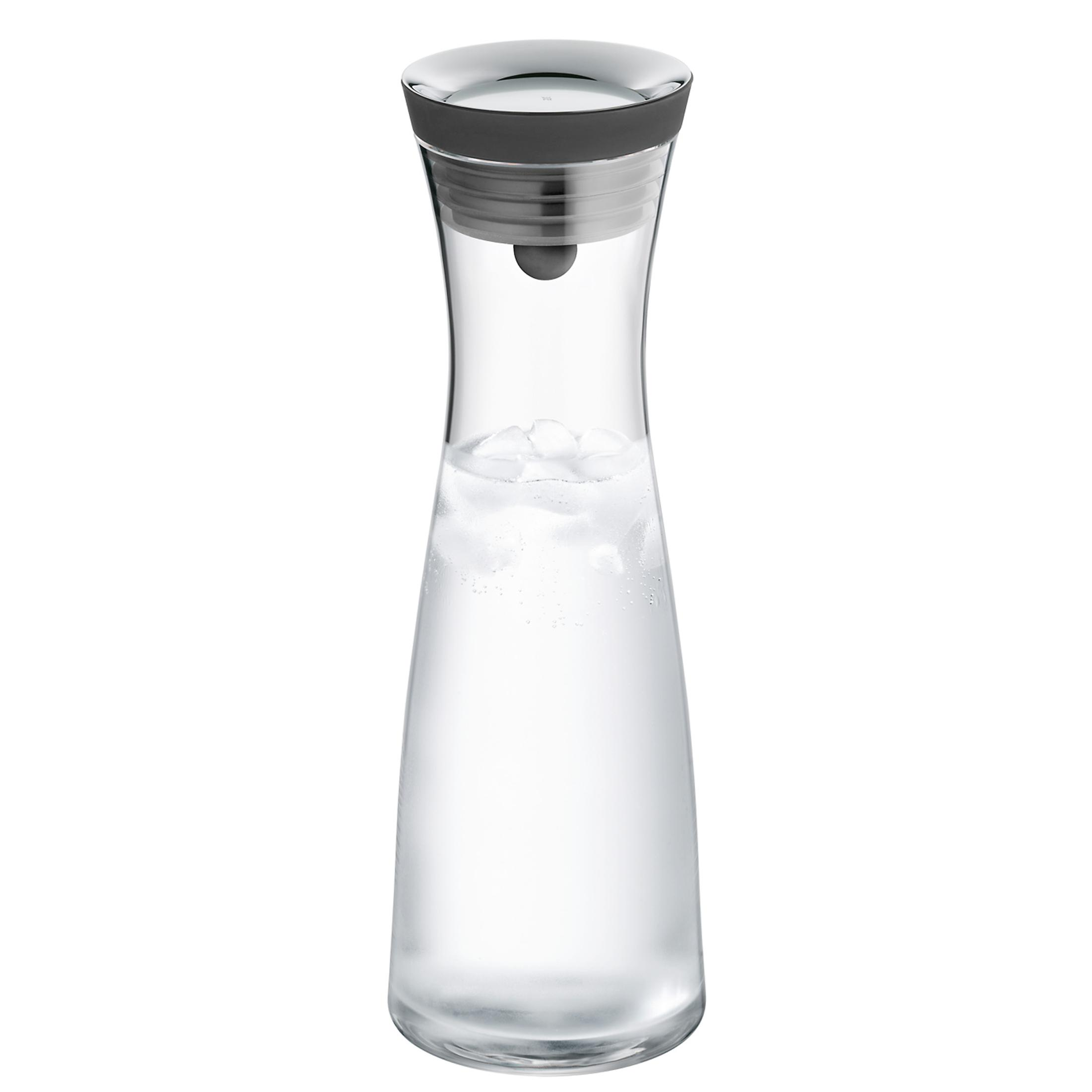 Eine klare Glaskaraffe mit silbernem Deckel, gefüllt mit Wasser und Eiswürfeln.