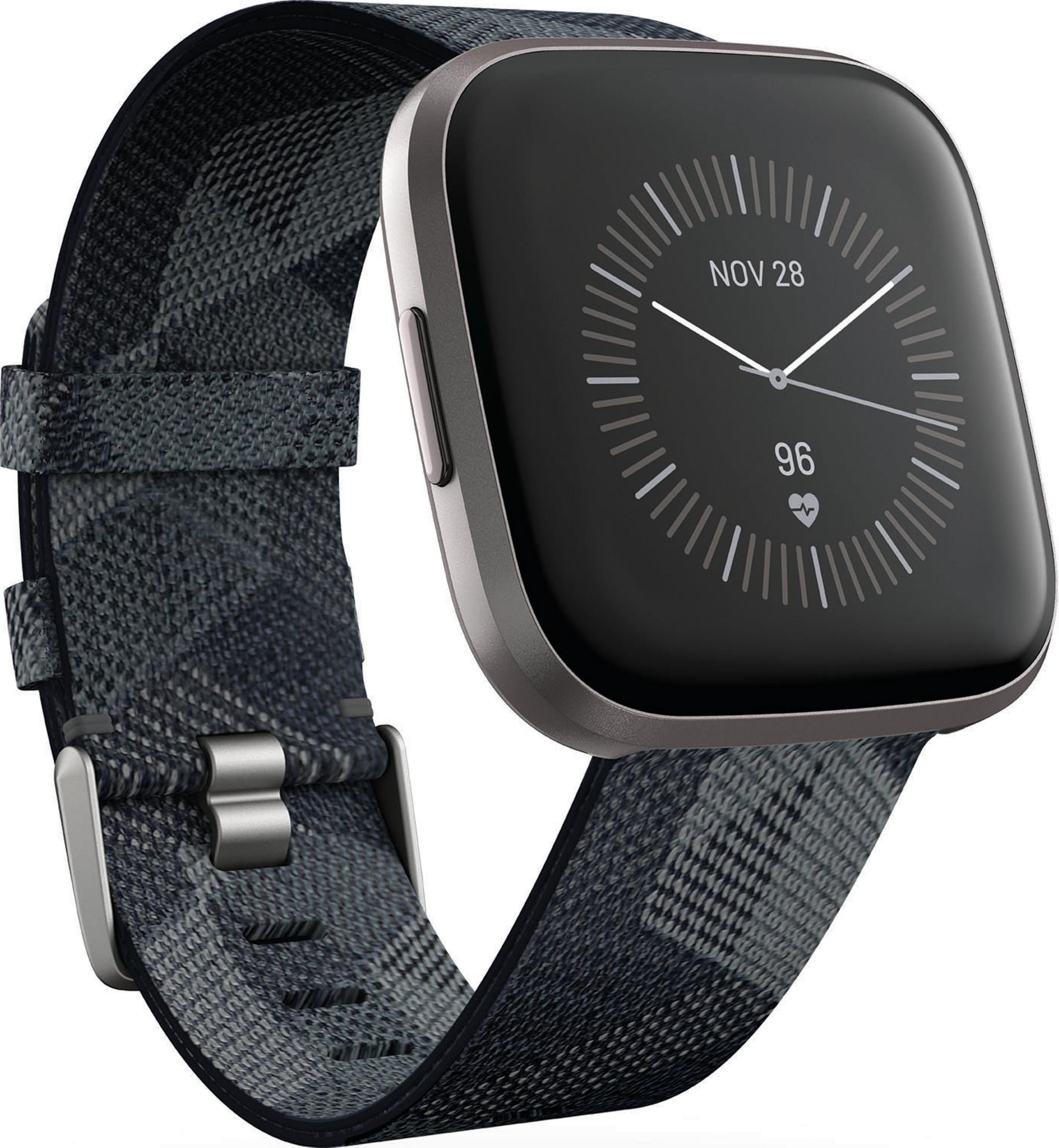 Reloj inteligente gris con correa de camuflaje y pantalla digital negra.
