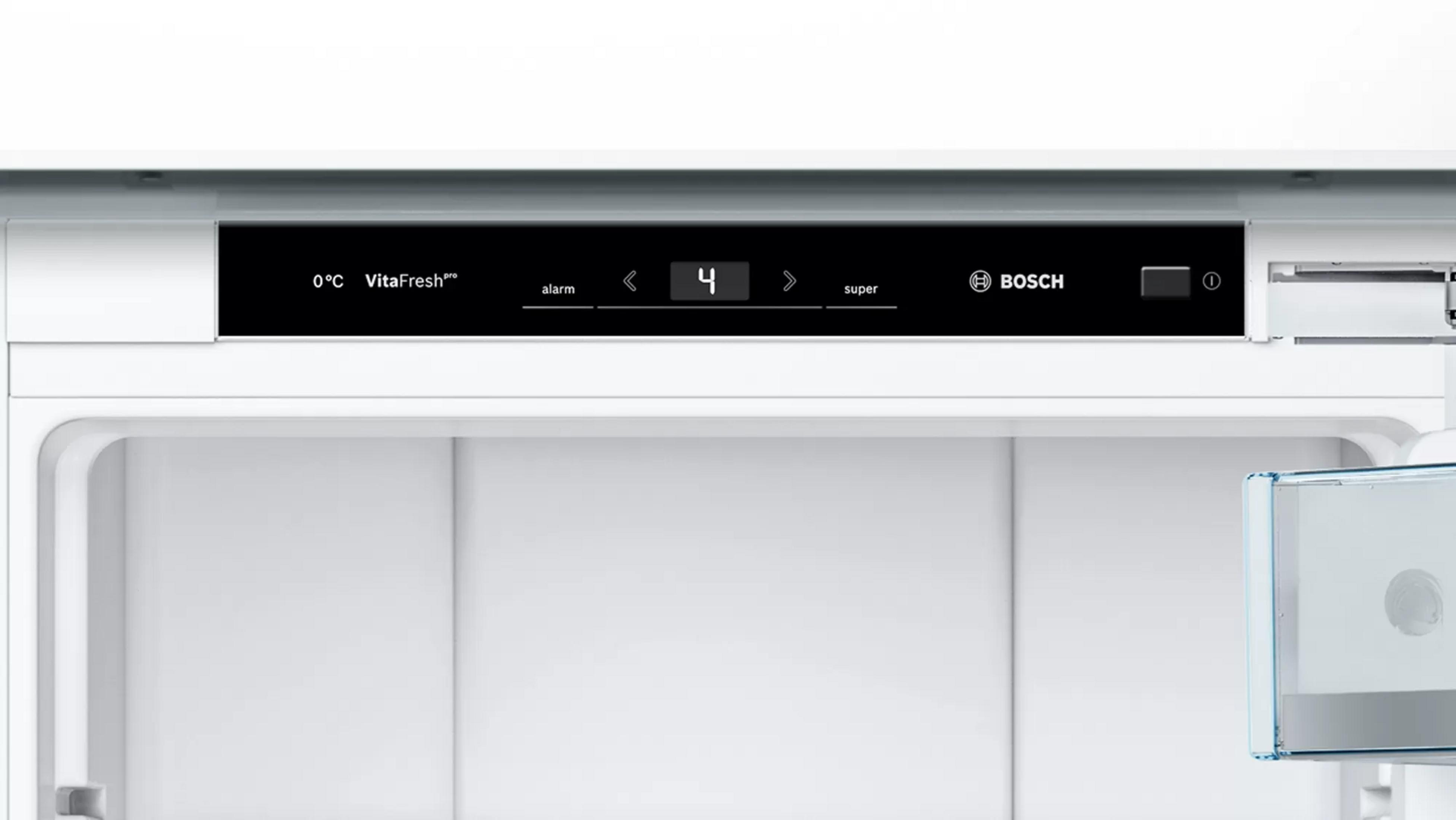 Bosch Kühlschrankdisplay zeigt 0°C, VitaFresh, Alarm, 4, Super und das Bosch-Logo.