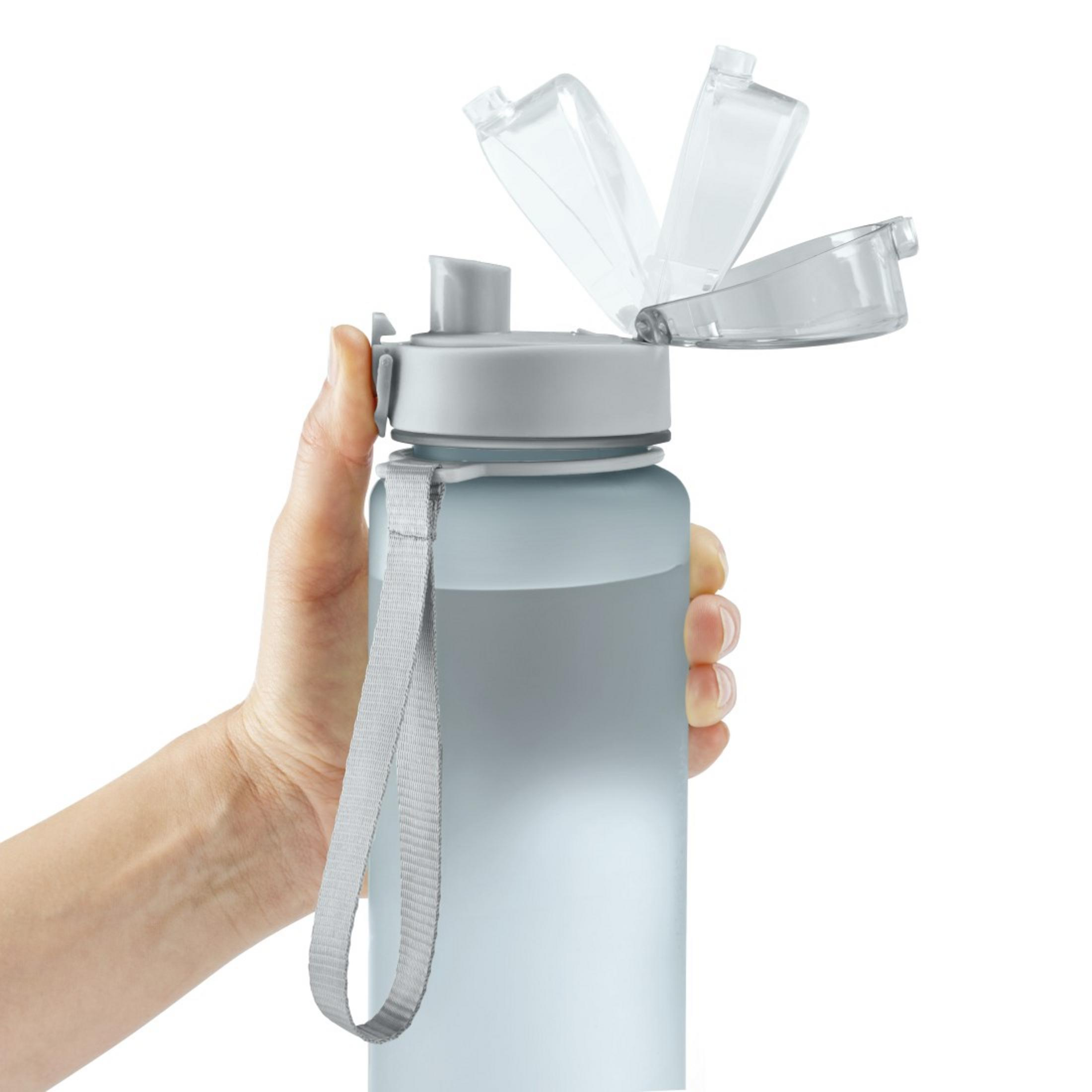 Eine Hand hält eine hellblaue Wasserflasche mit geöffnetem Deckel.