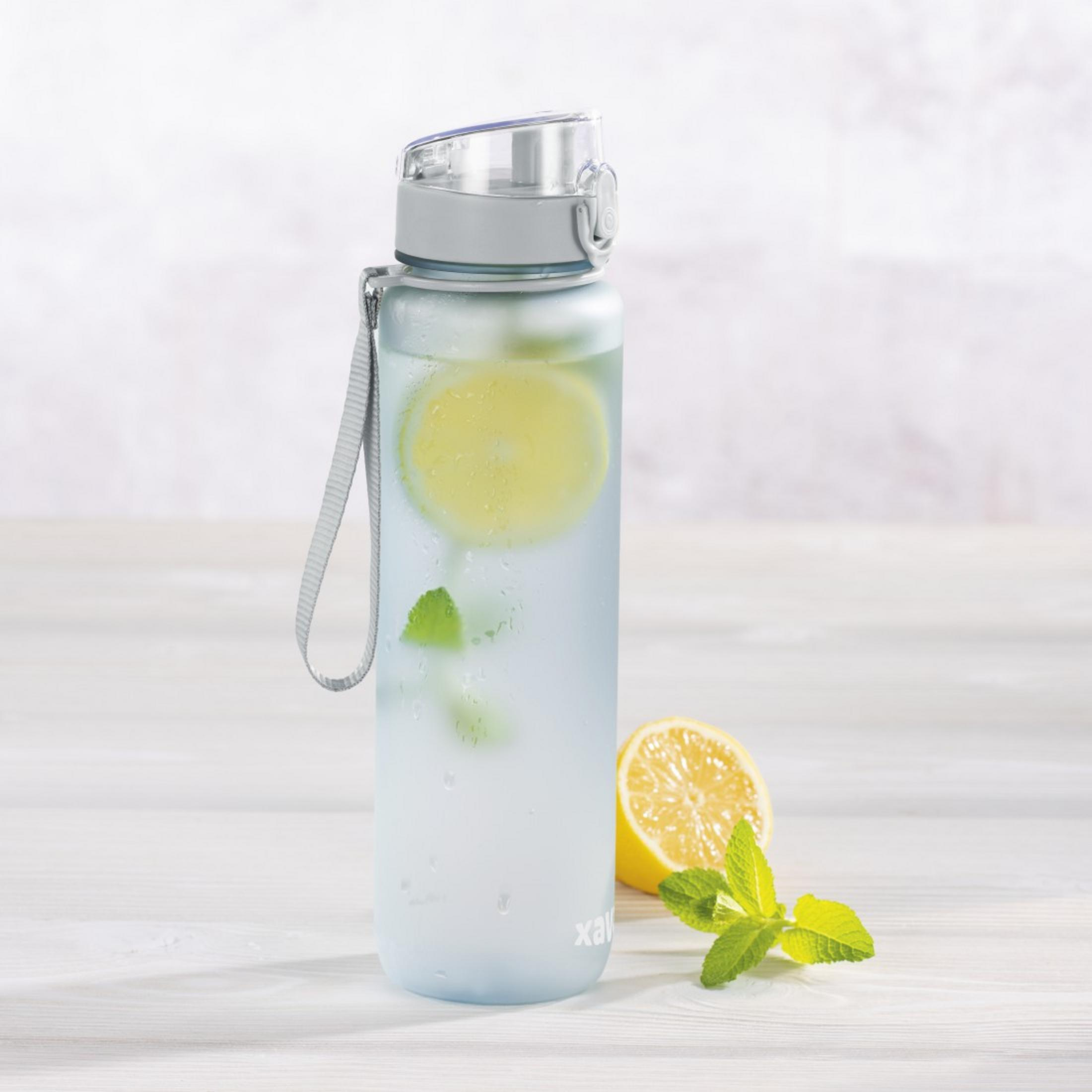 Eine blaue Wasserflasche mit Zitronenscheibe und Minze auf einem Holztisch.
