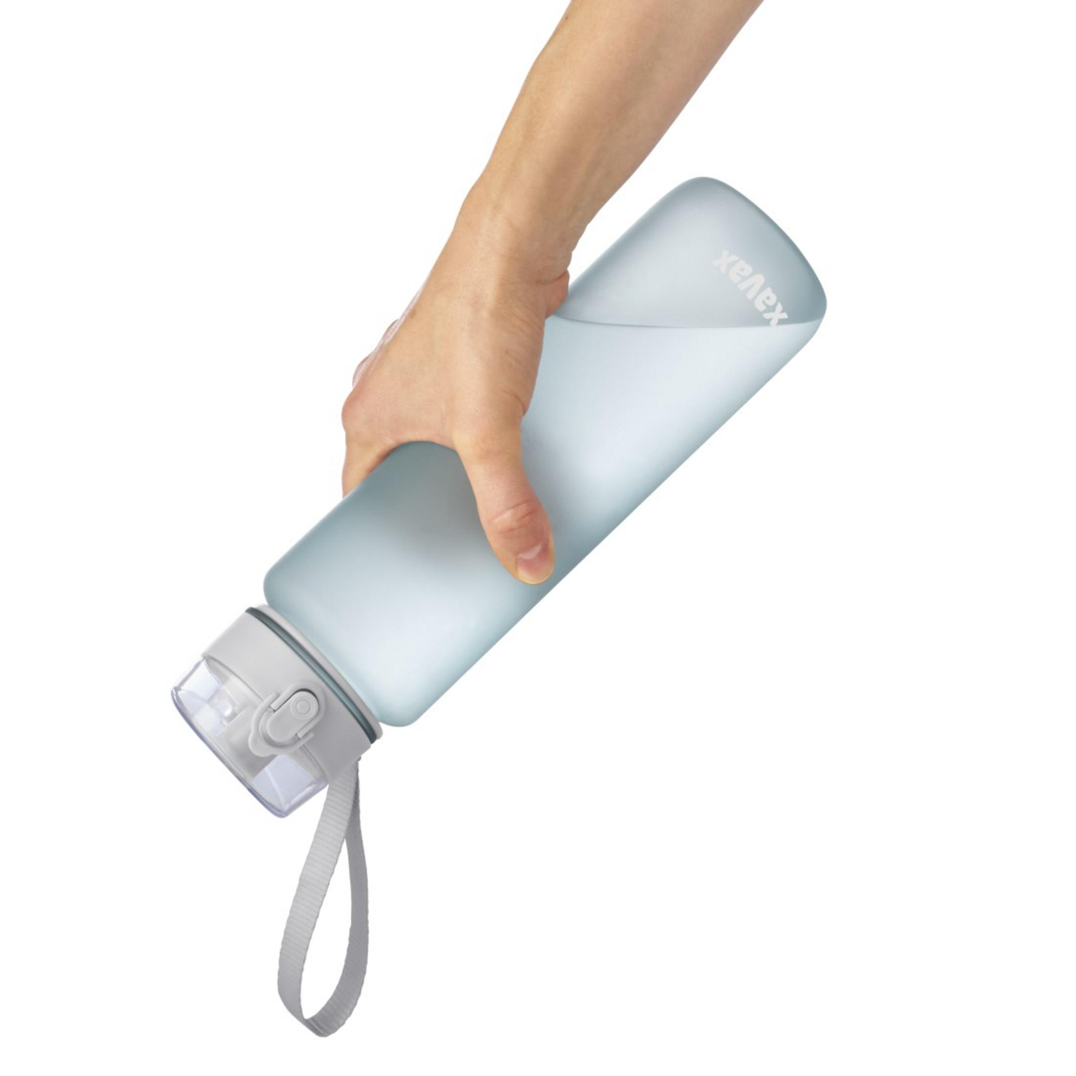 Eine Hand hält eine halbtransparente blaue Wasserflasche mit weißem Logo.