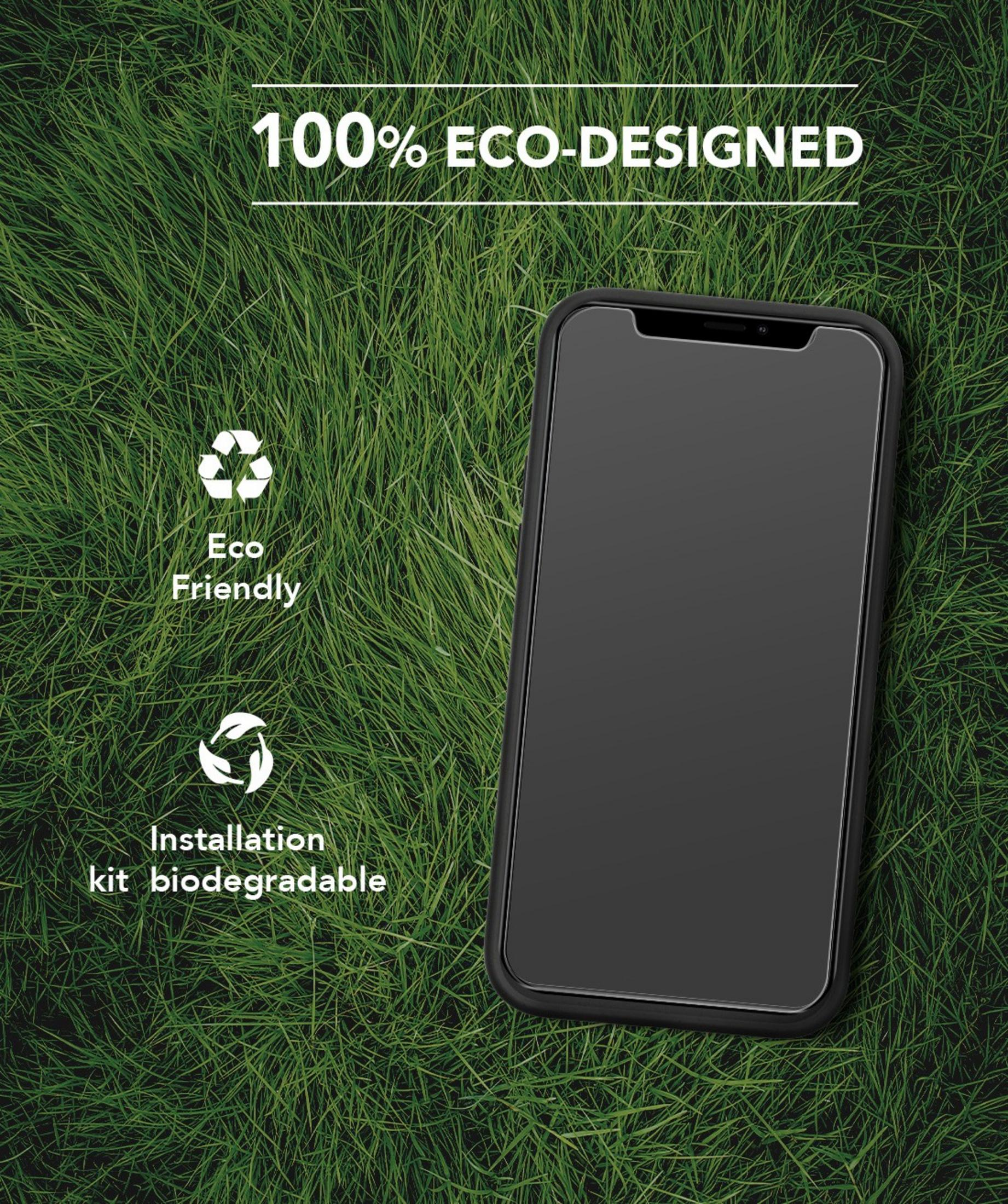 Un smartphone repose sur de l'herbe verte. Texte : 100% éco-conçu.