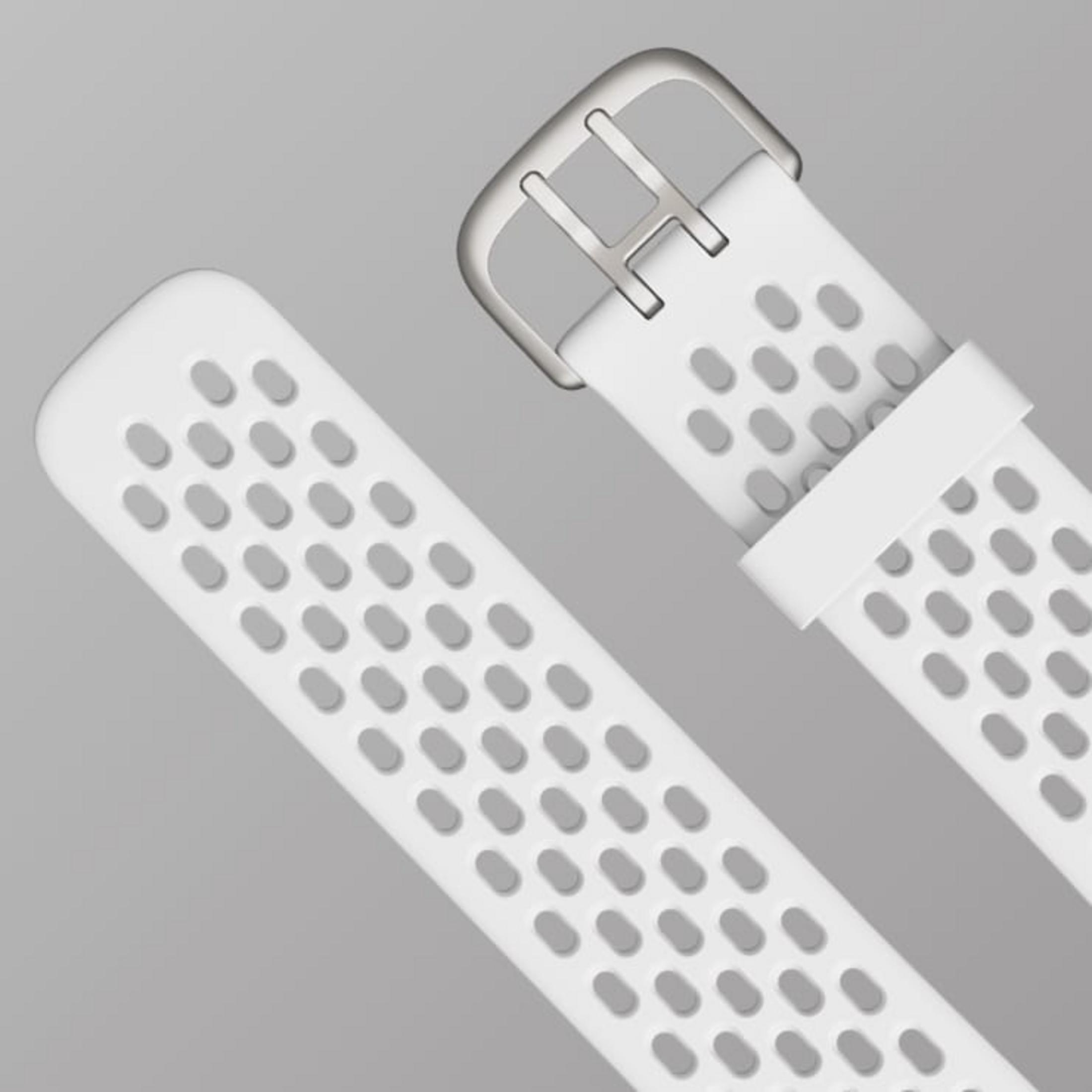 Weißes Armband mit silberner Schnalle und ovalen Aussparungen.