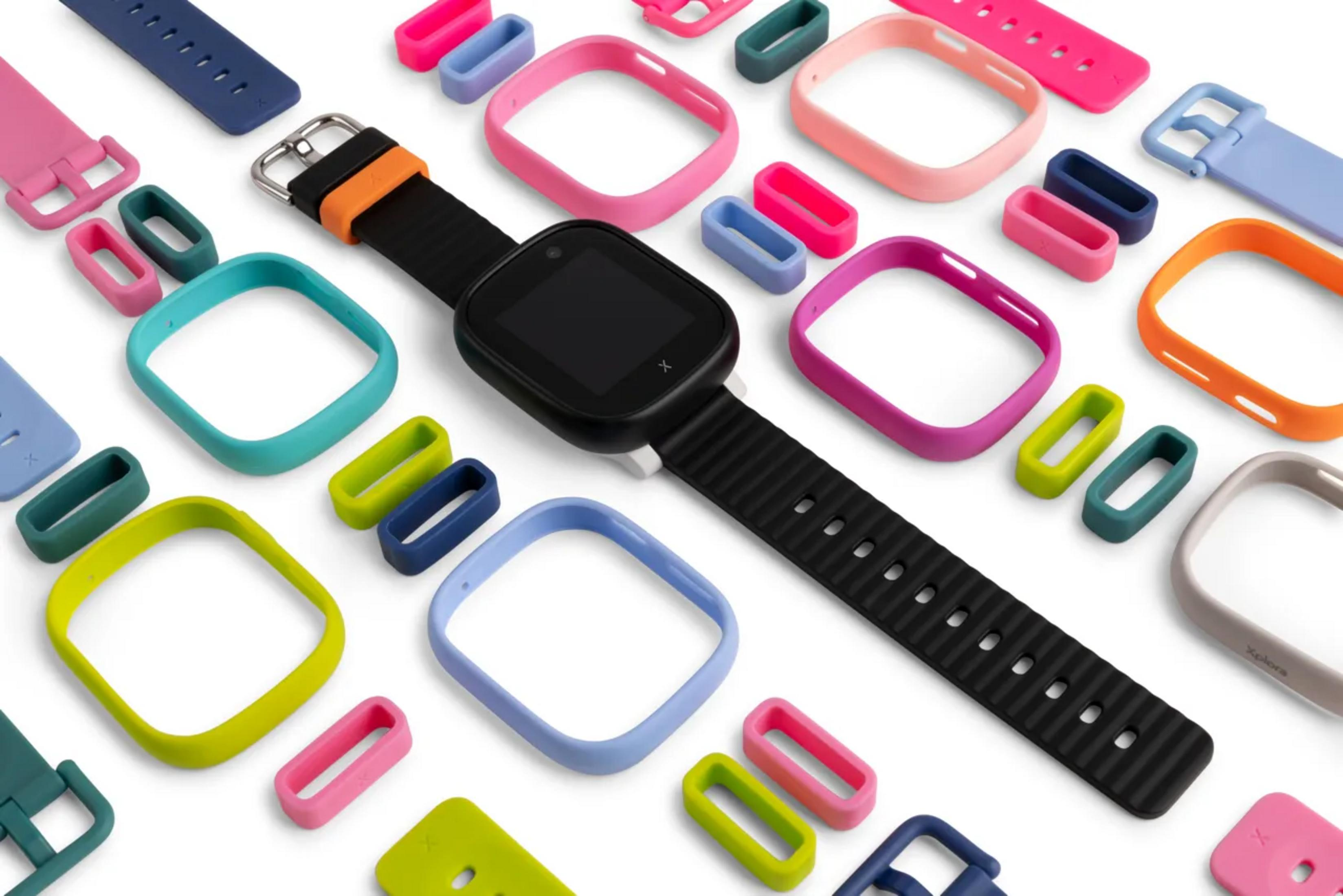 Ein schwarzes Smartwatch-Armband mit bunten Schutzhüllen und Armbändern.