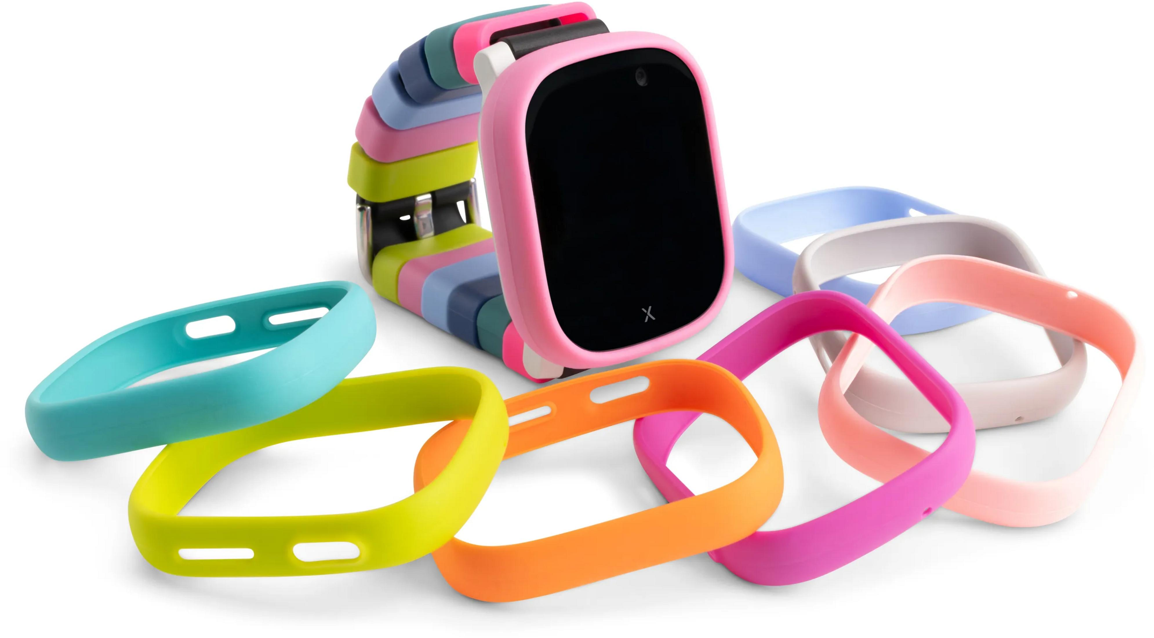 Eine rosa Smartwatch mit buntem Armband und Schutzhüllen in verschiedenen Farben.