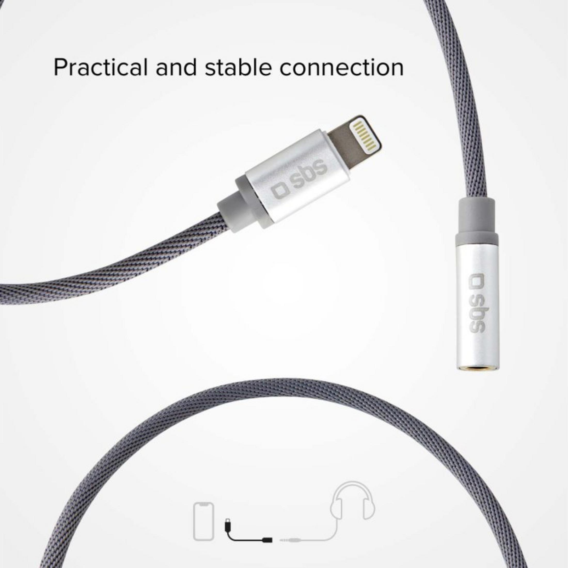 Un connettore Lightning argentato con logo SBS e un adattatore jack da 3,5 mm.