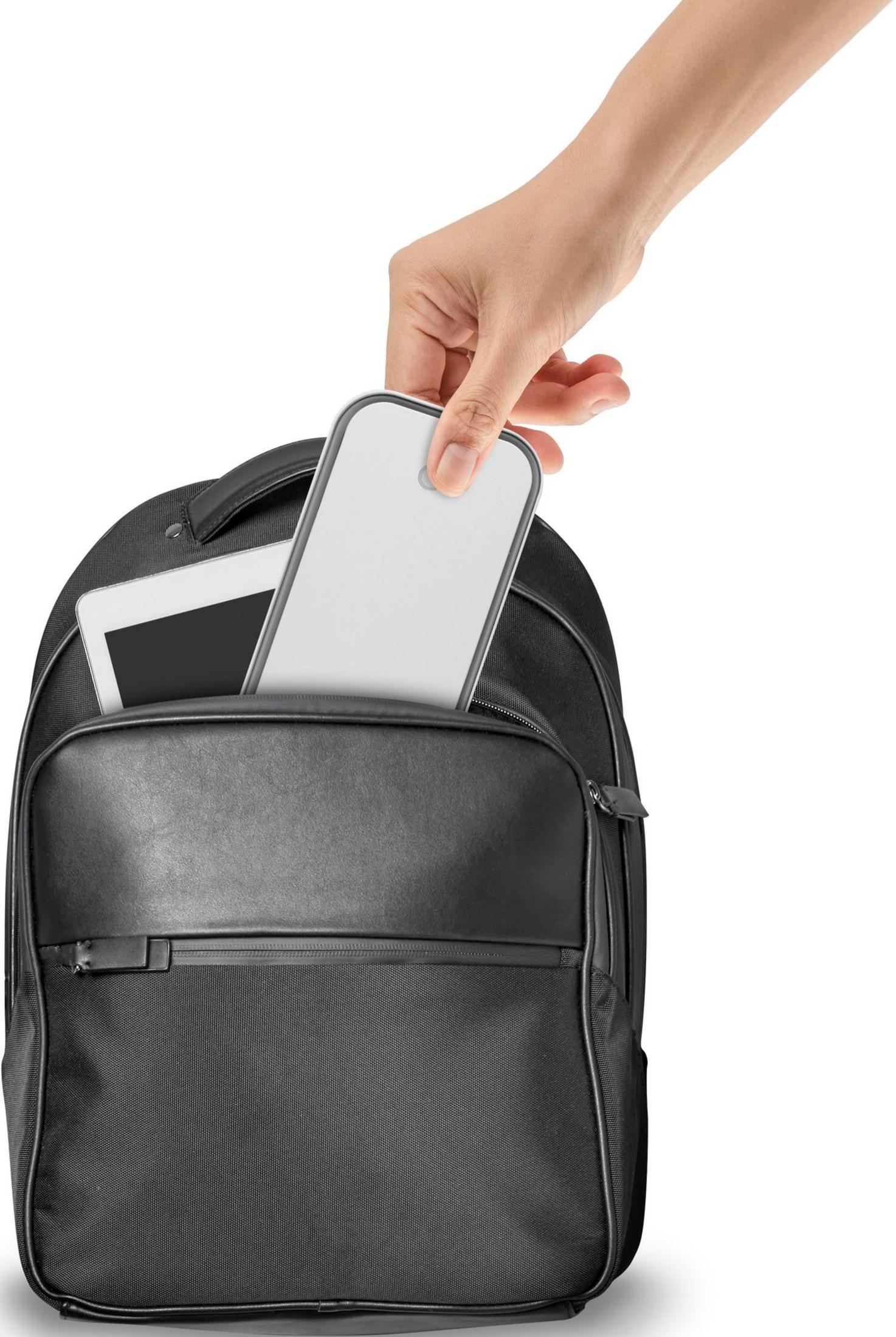 Una mano inserisce un power bank bianco in uno zaino nero con un tablet.