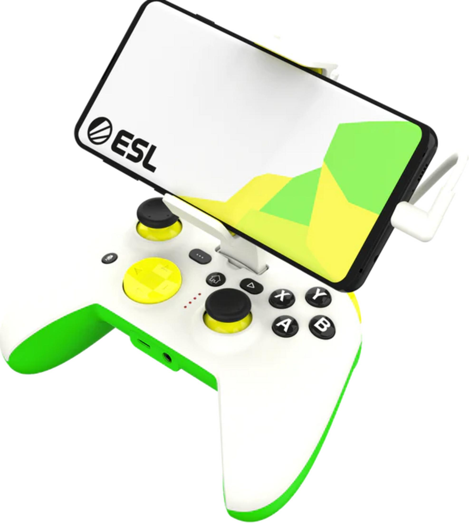 Ein weißer Controller mit grünen Akzenten und ESL-Logo auf einem Smartphone.