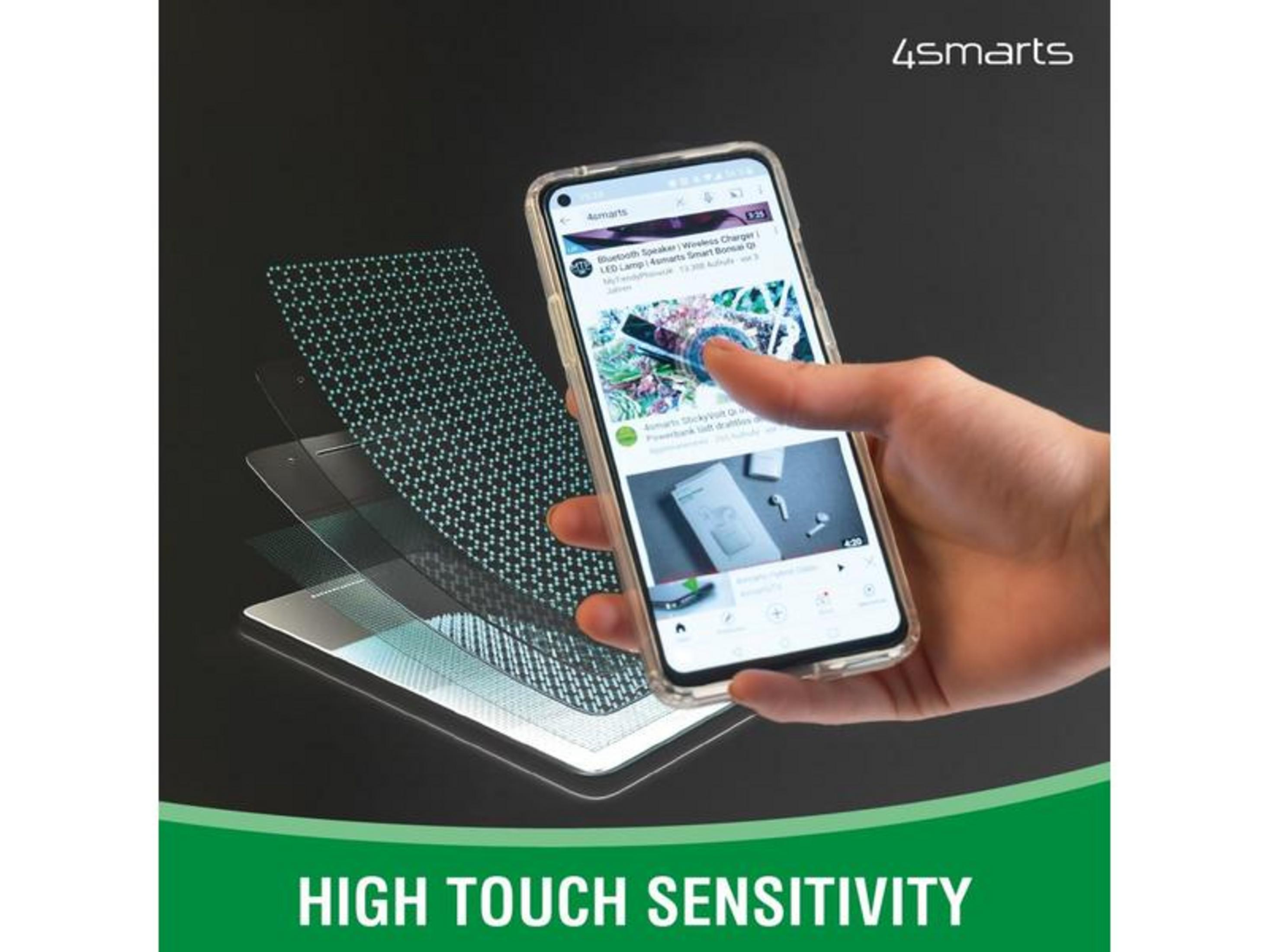 Una mano tiene uno smartphone con protezione schermo. "HIGH TOUCH SENSITIVITY".