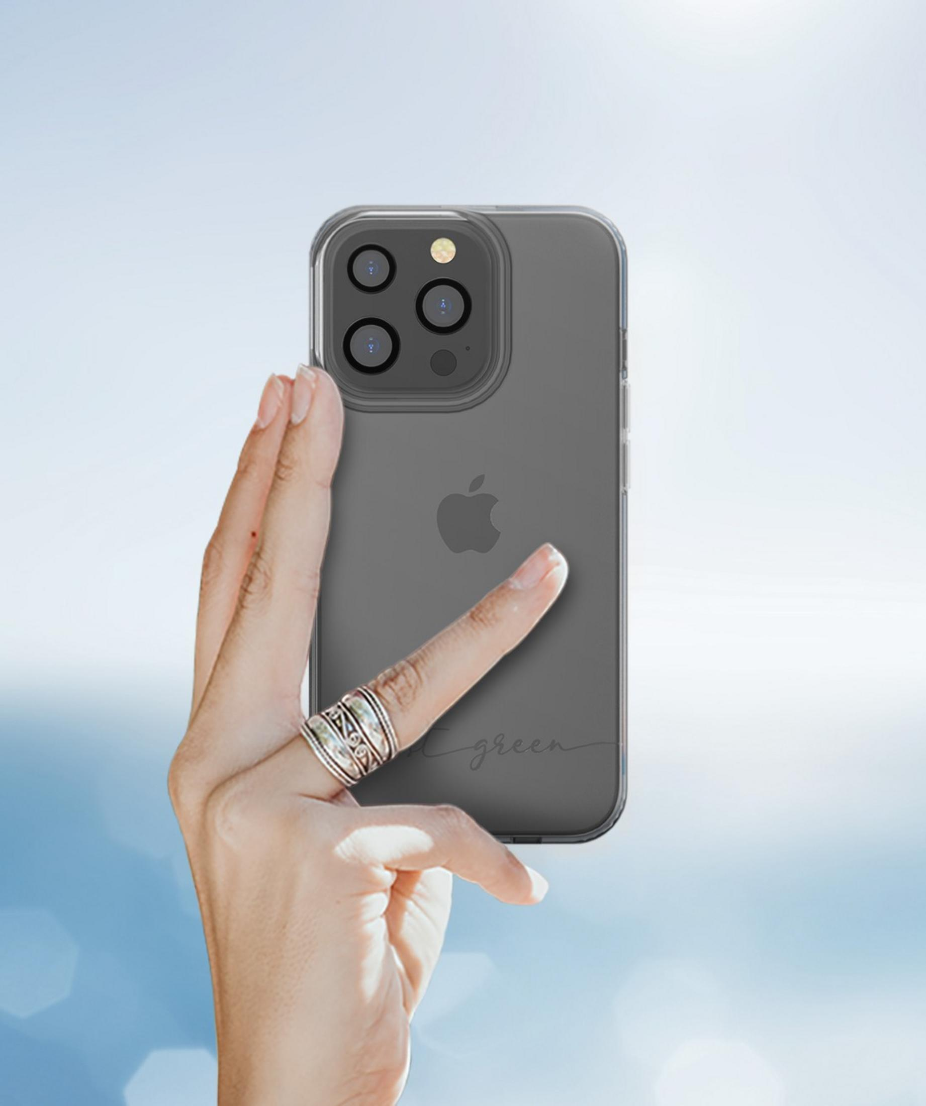 Eine Hand hält ein graues iPhone mit durchsichtiger Hülle. Der Hintergrund ist hellblau.