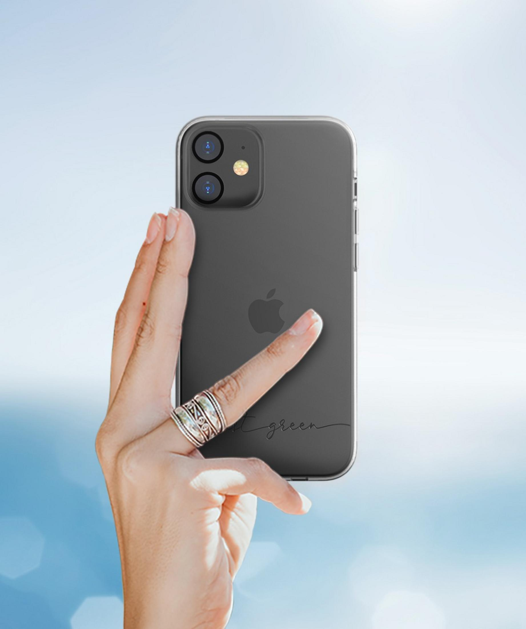 Hand hält dunkles Handy mit zwei Kameras, Apple-Logo, Schmuck.