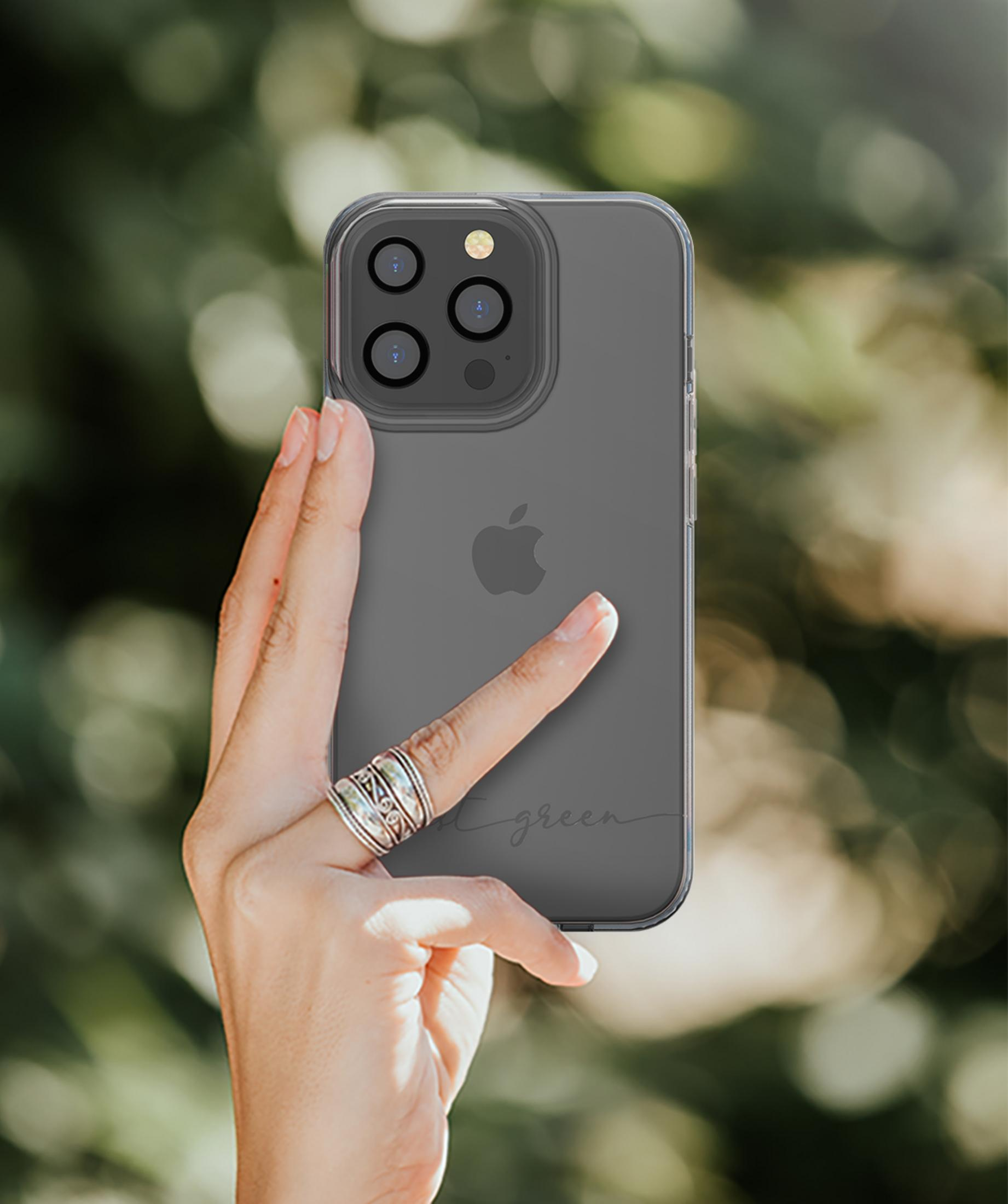 Eine Hand hält ein transparentes iPhone-Case mit Kameraobjektiven.
