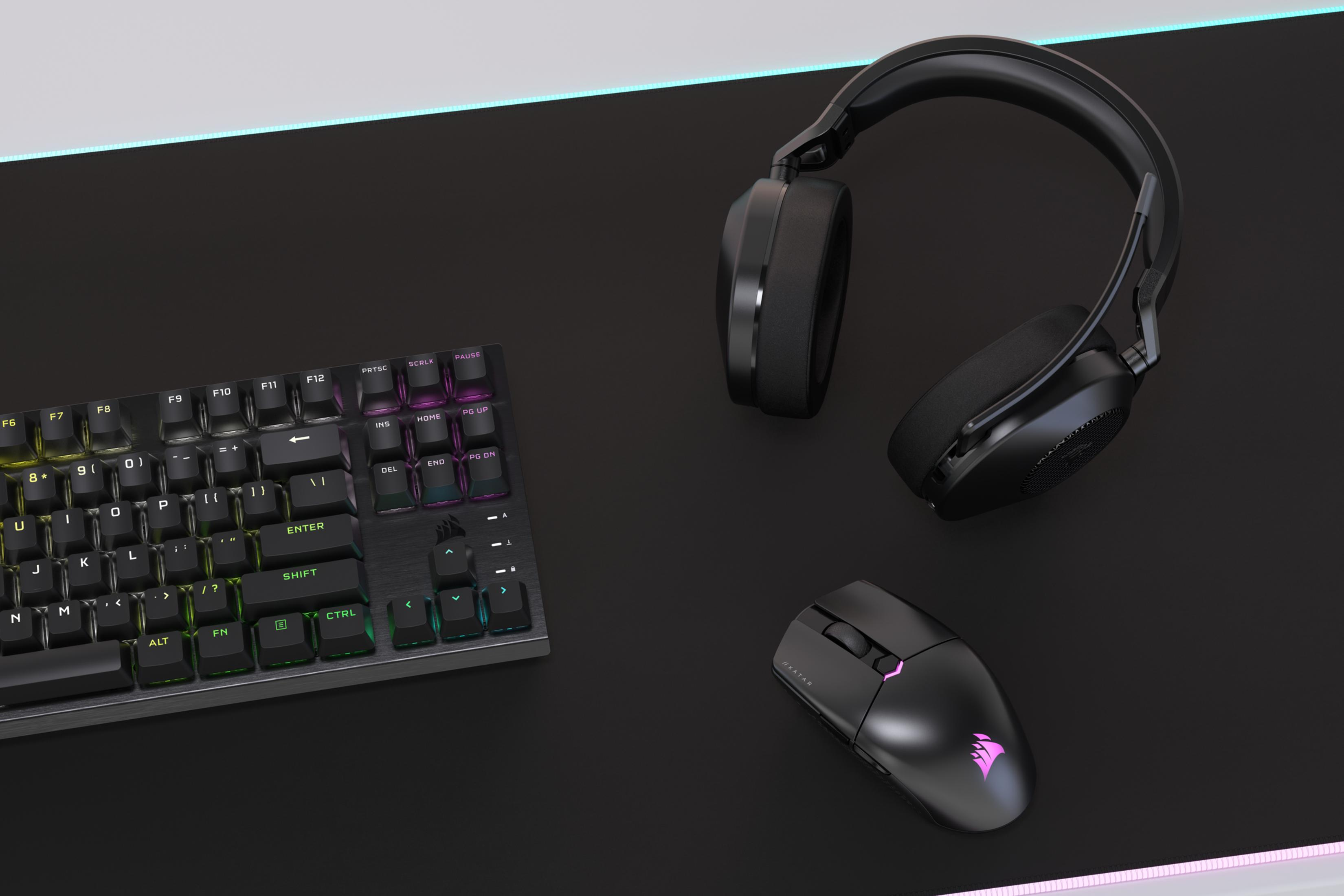 Czarna klawiatura, mysz i słuchawki gamingowe na macie z oświetleniem RGB.