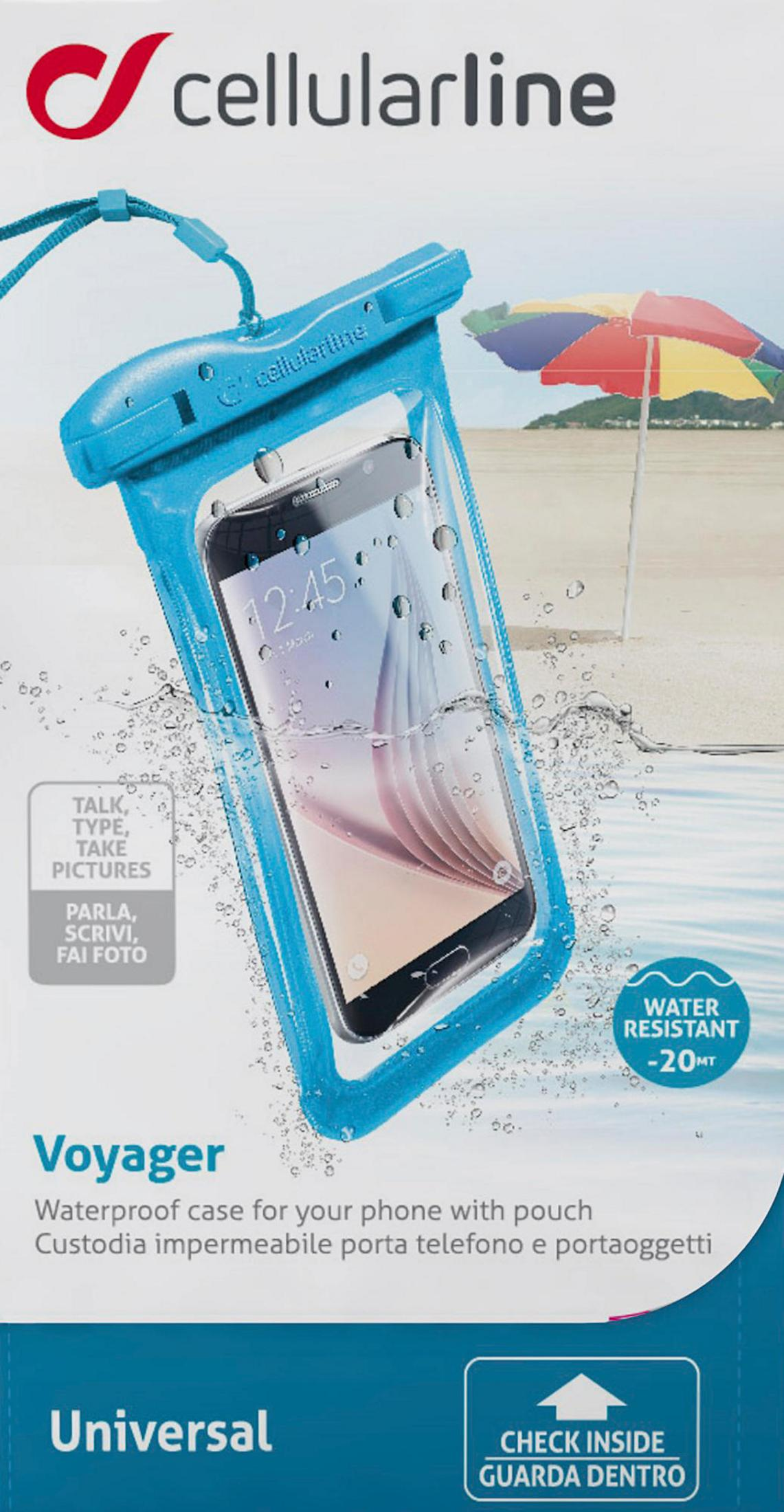 Blaue wasserdichte Handyhülle mit Smartphone am Strand, Sonnenschirm im Hintergrund.