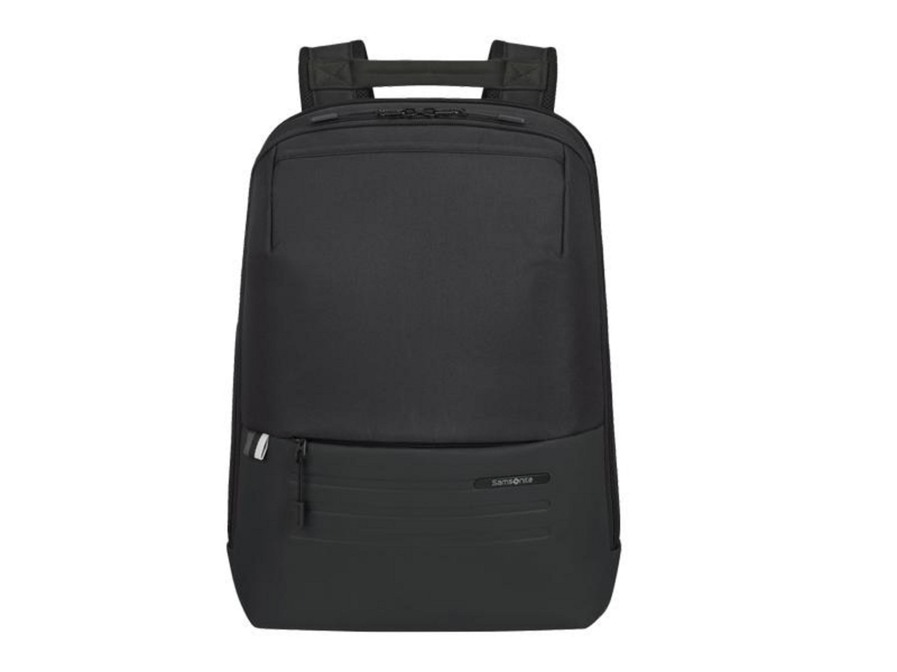Ein schwarzer Rucksack mit Reißverschlusstasche und Logo.