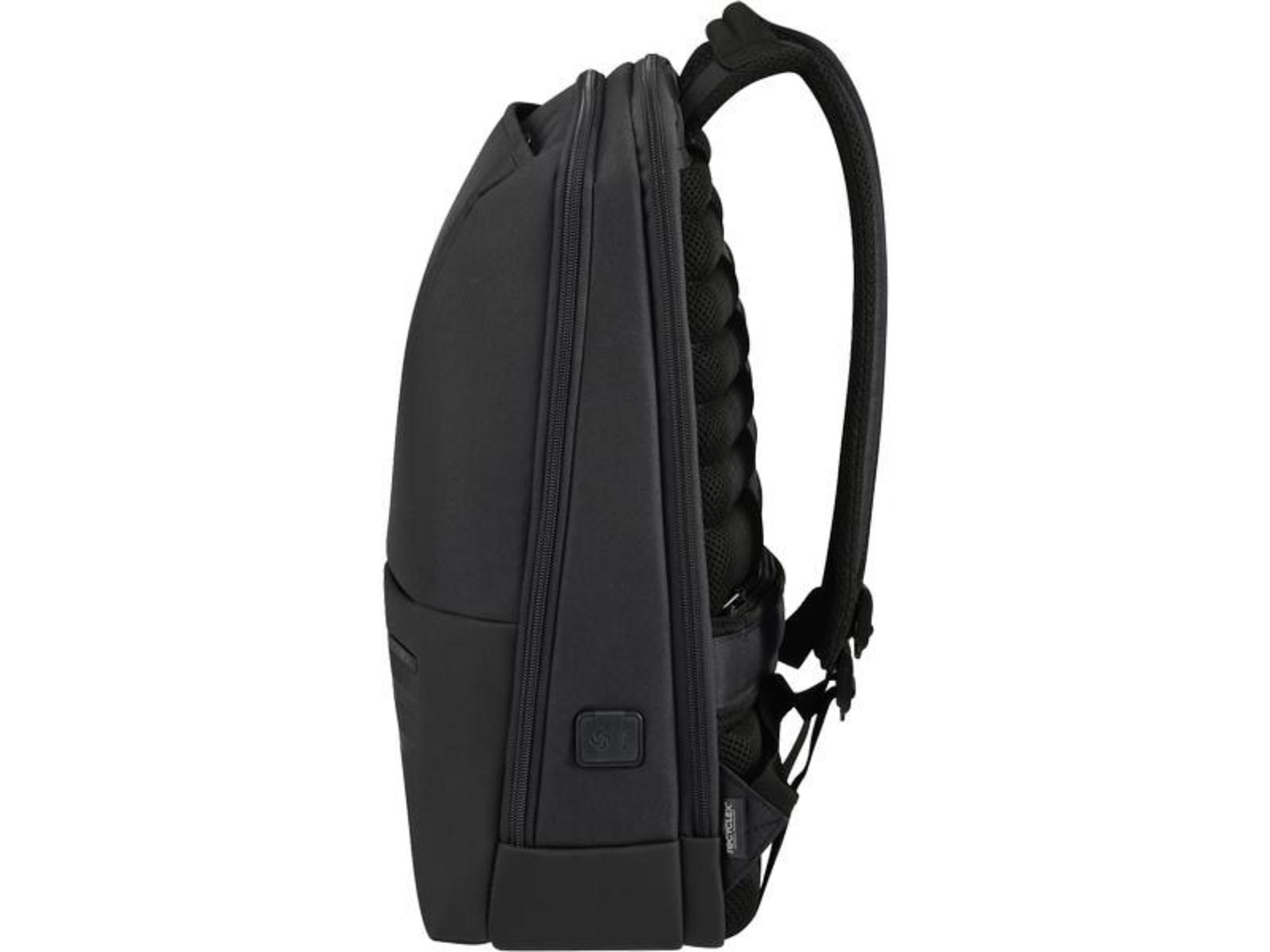 Schwarzer Rucksack im Seitenprofil mit einem gepolsterten Schultergurt und Reißverschlüssen.