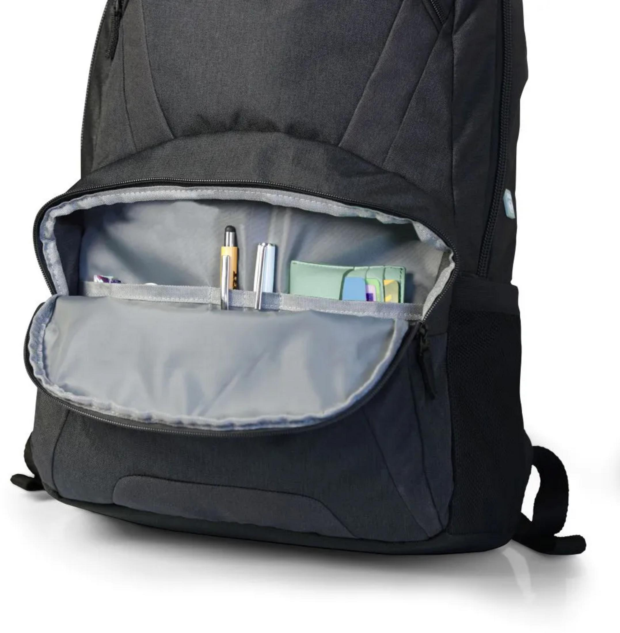 Schwarzer Rucksack mit geöffnetem Hauptfach, Stifte und Kartenhalter sind sichtbar.