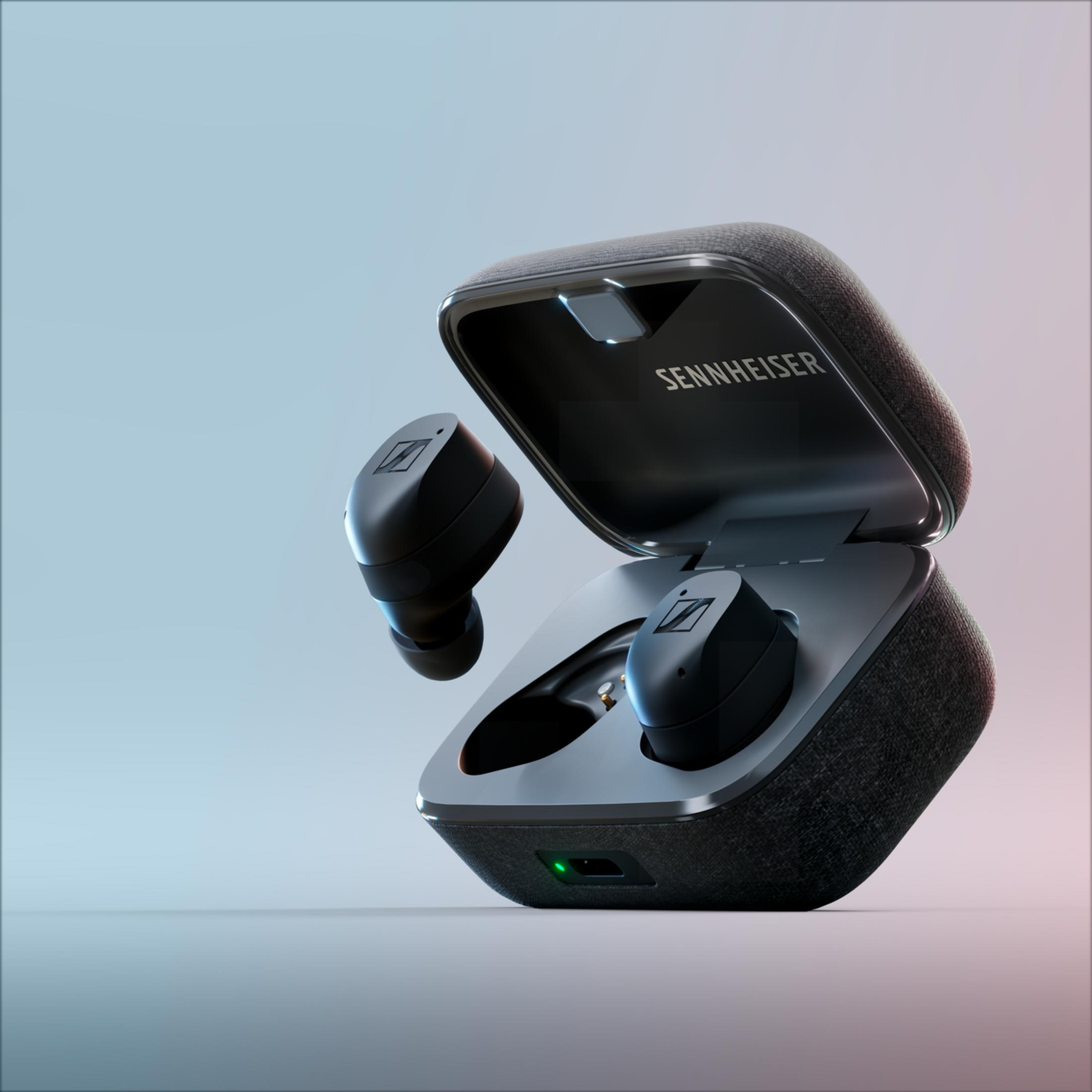 Auricolari Sennheiser nella custodia di ricarica, un auricolare rimosso.