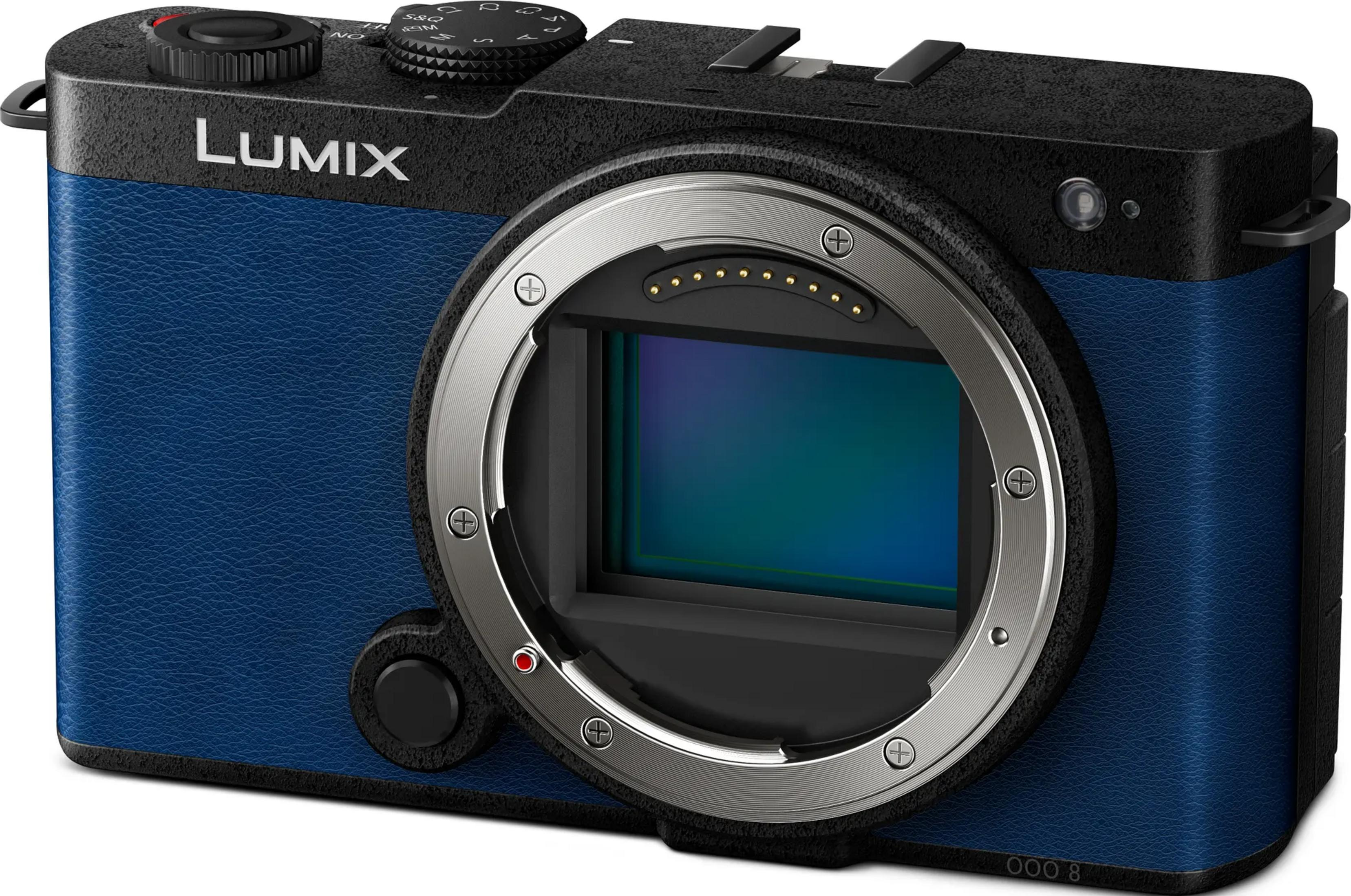 Eine blaue Lumix-Kamera mit schwarzem Gehäuse, Nahaufnahme des Objektivanschlusses.