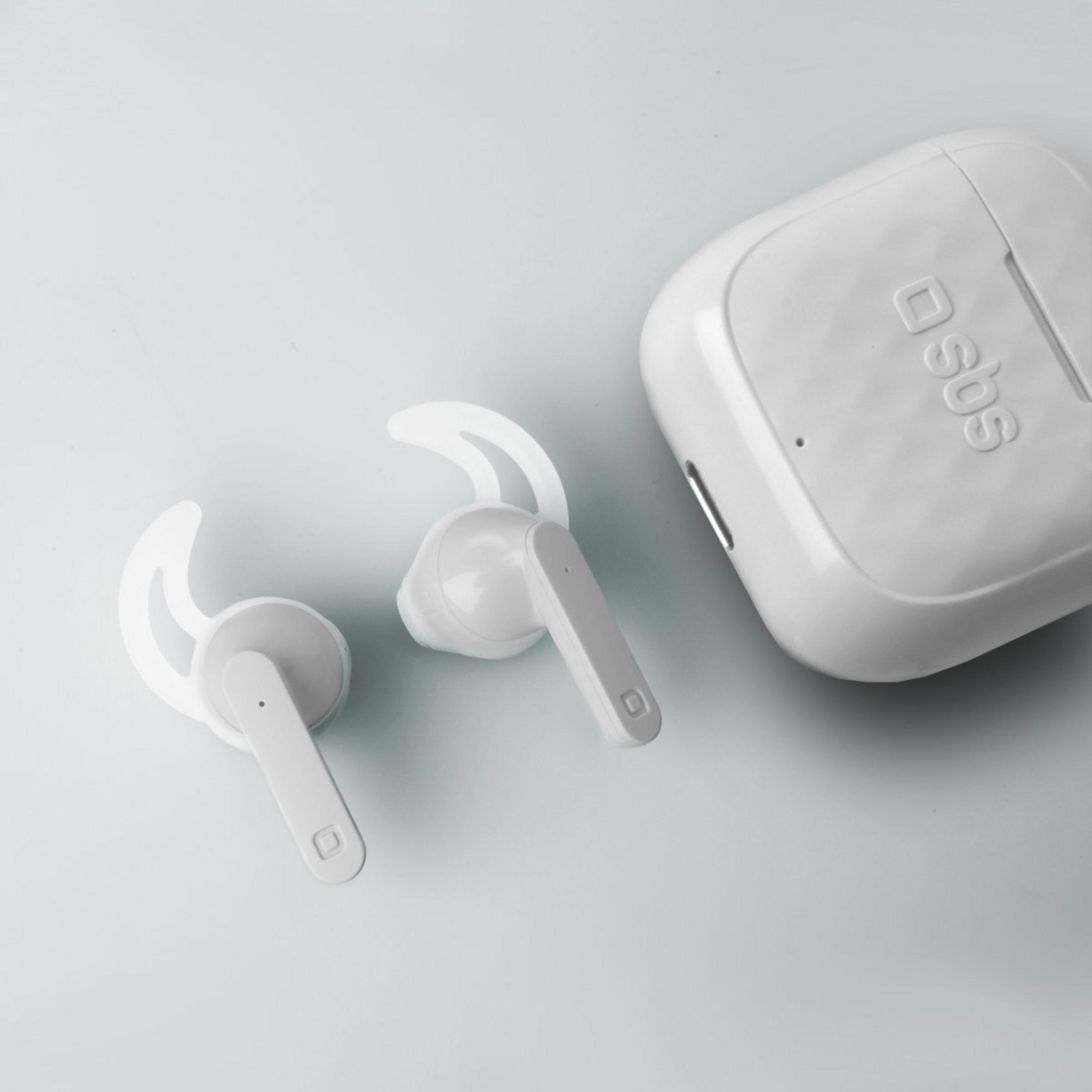 Auriculares inalámbricos blancos con estuche de carga sobre fondo claro.