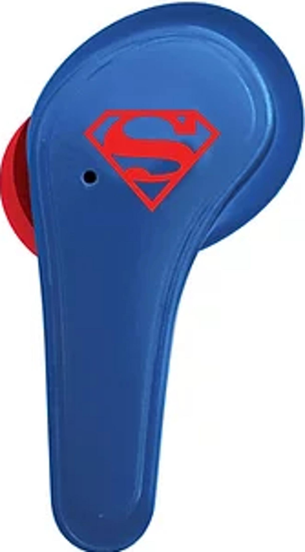 Niebieska słuchawka z czerwonym logo Supermana.