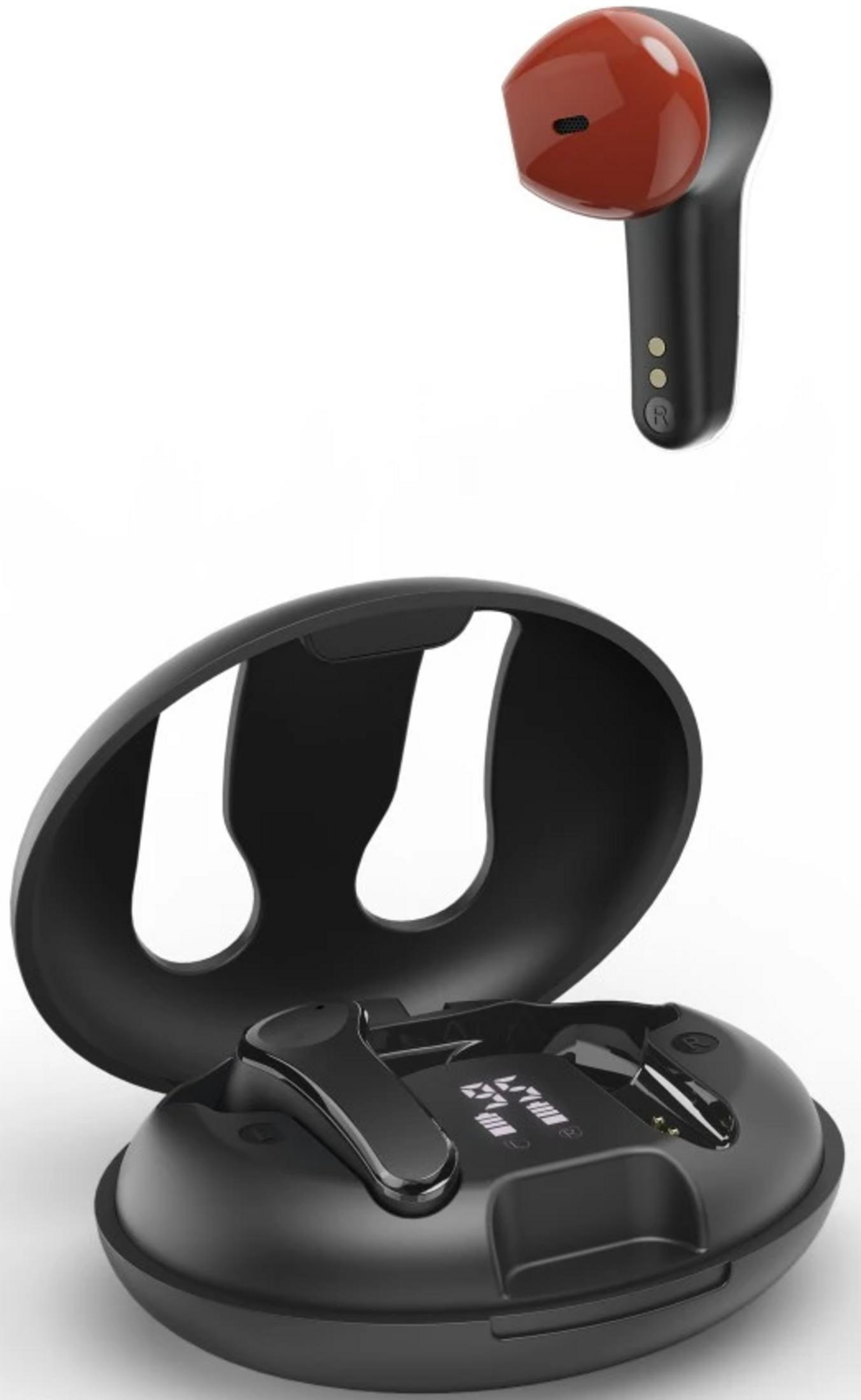 Pojedyncza czarna słuchawka z czerwoną końcówką leży na otwartym czarnym etui ładującym.