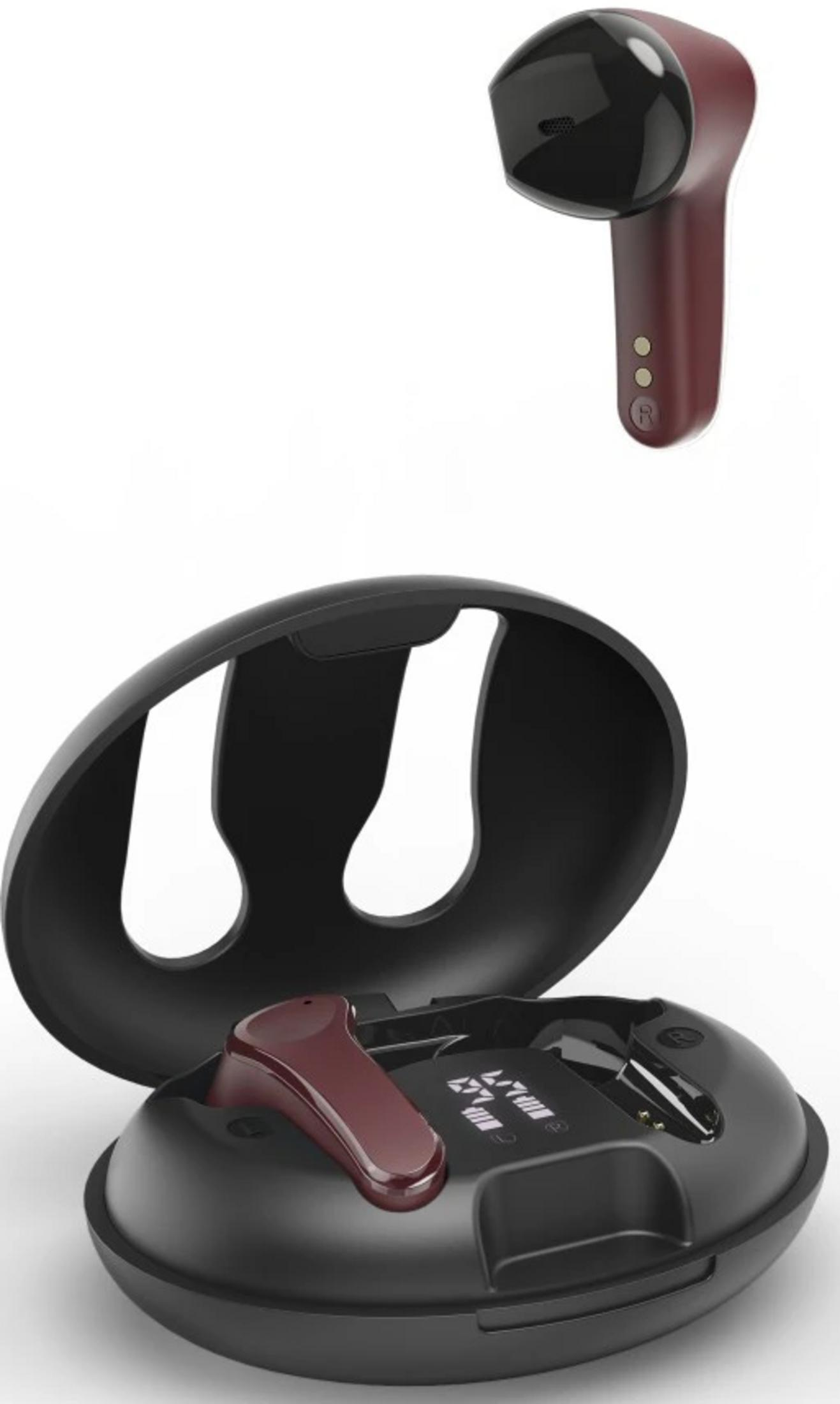 Un auricolare wireless color melanzana riposa nella sua custodia di ricarica nera.