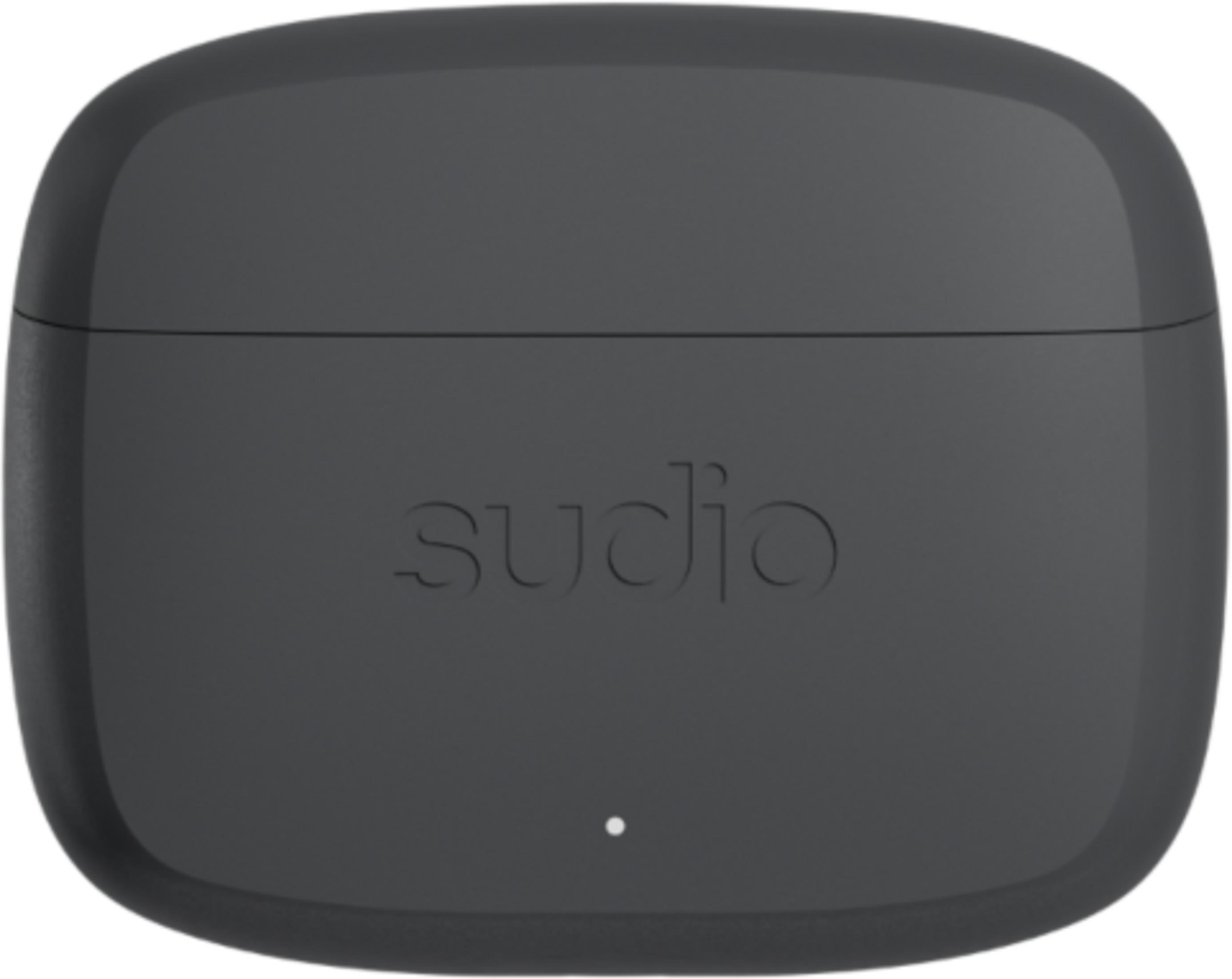 Una custodia di ricarica per auricolari grigio scuro chiusa con logo "sudio".