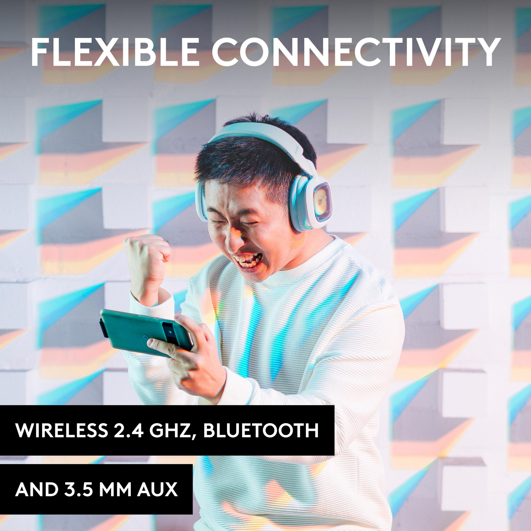 Mężczyzna w słuchawkach gra na telefonie, świętuje. Tekst: Elastyczna łączność.