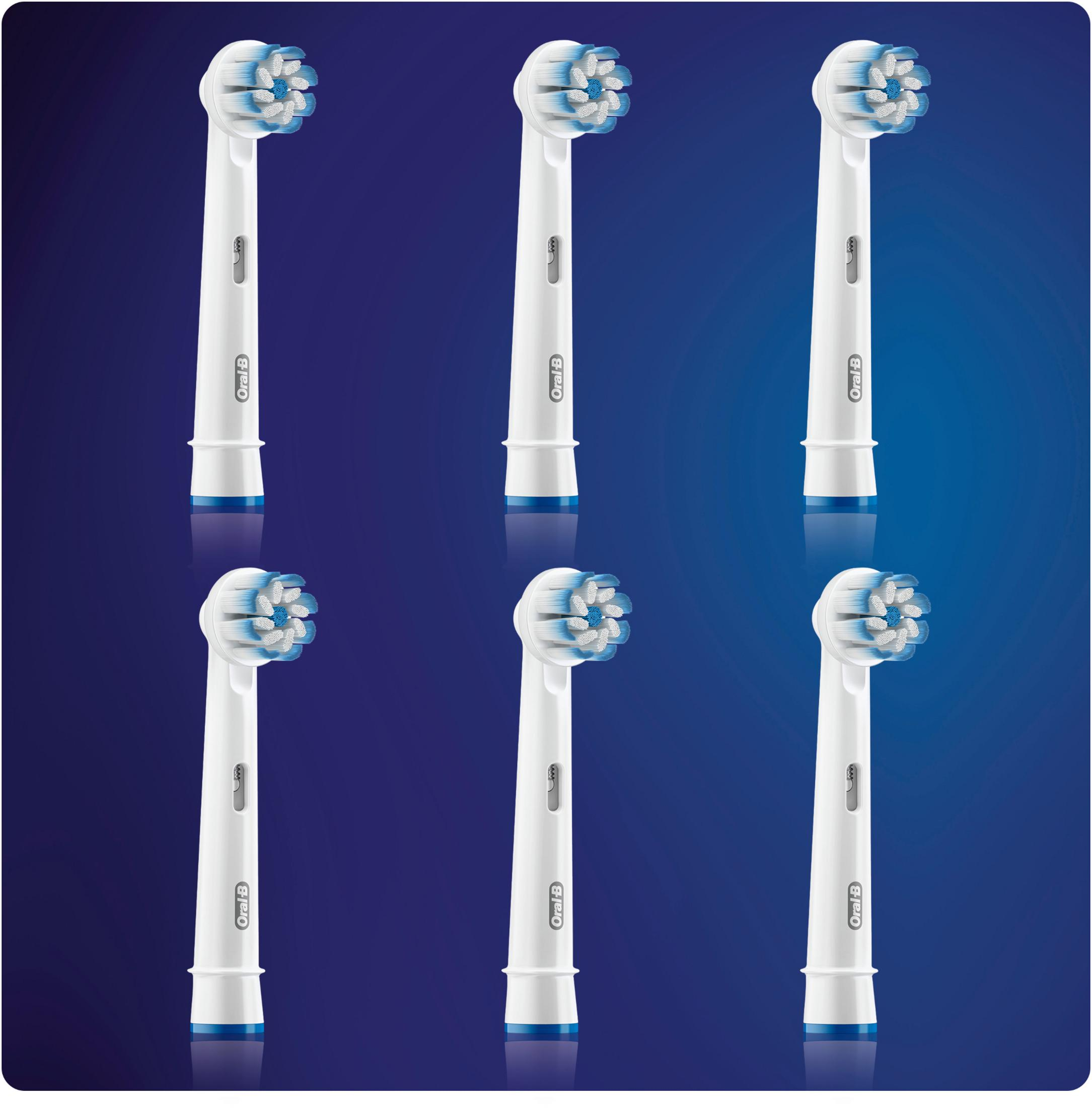 Sechs weiße Oral-B Aufsteckbürsten mit blauen und weißen Borsten auf blauem Grund.