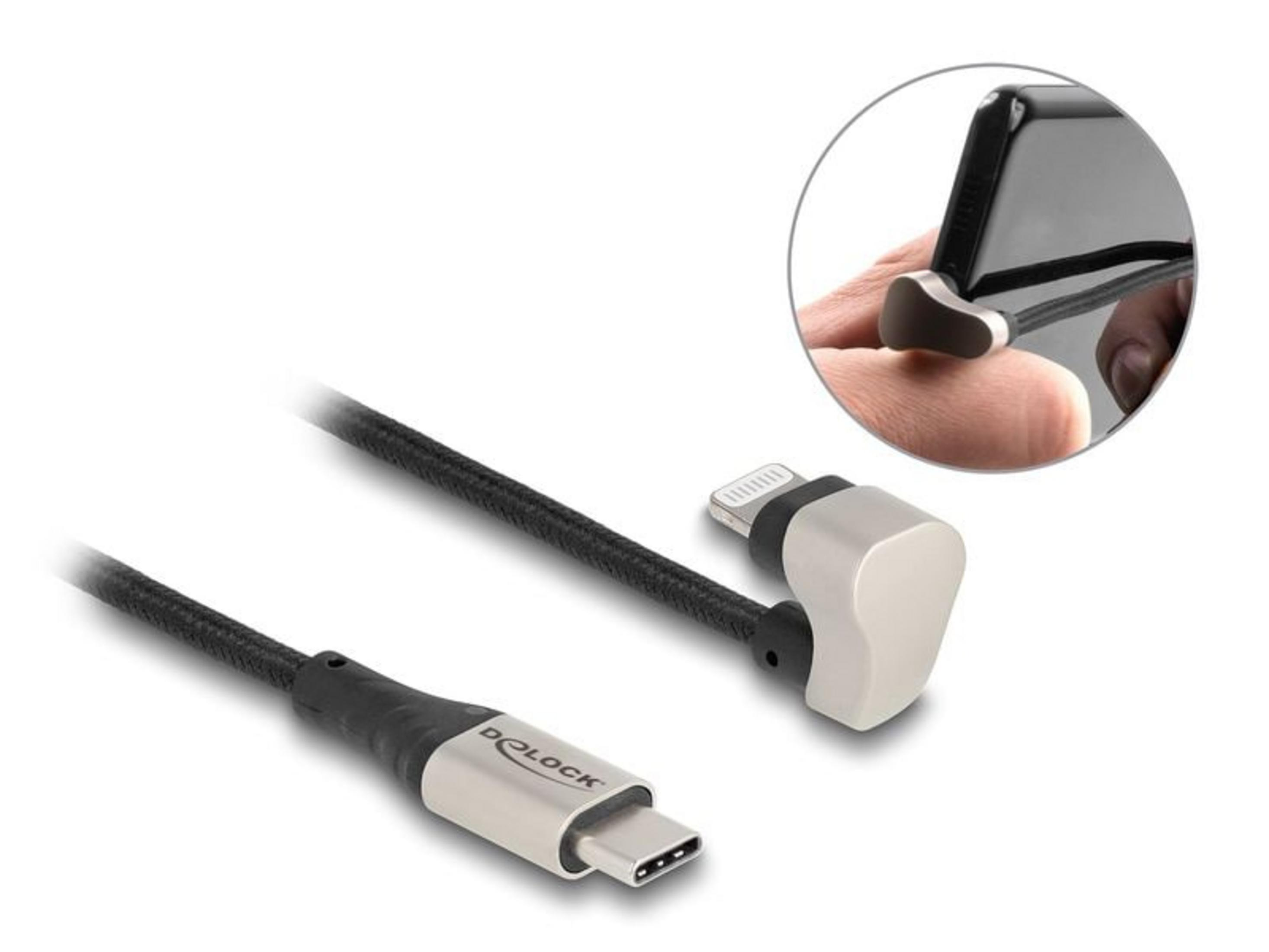 Un cavo USB-C a Lightning nero con connettore angolato e un dettaglio.