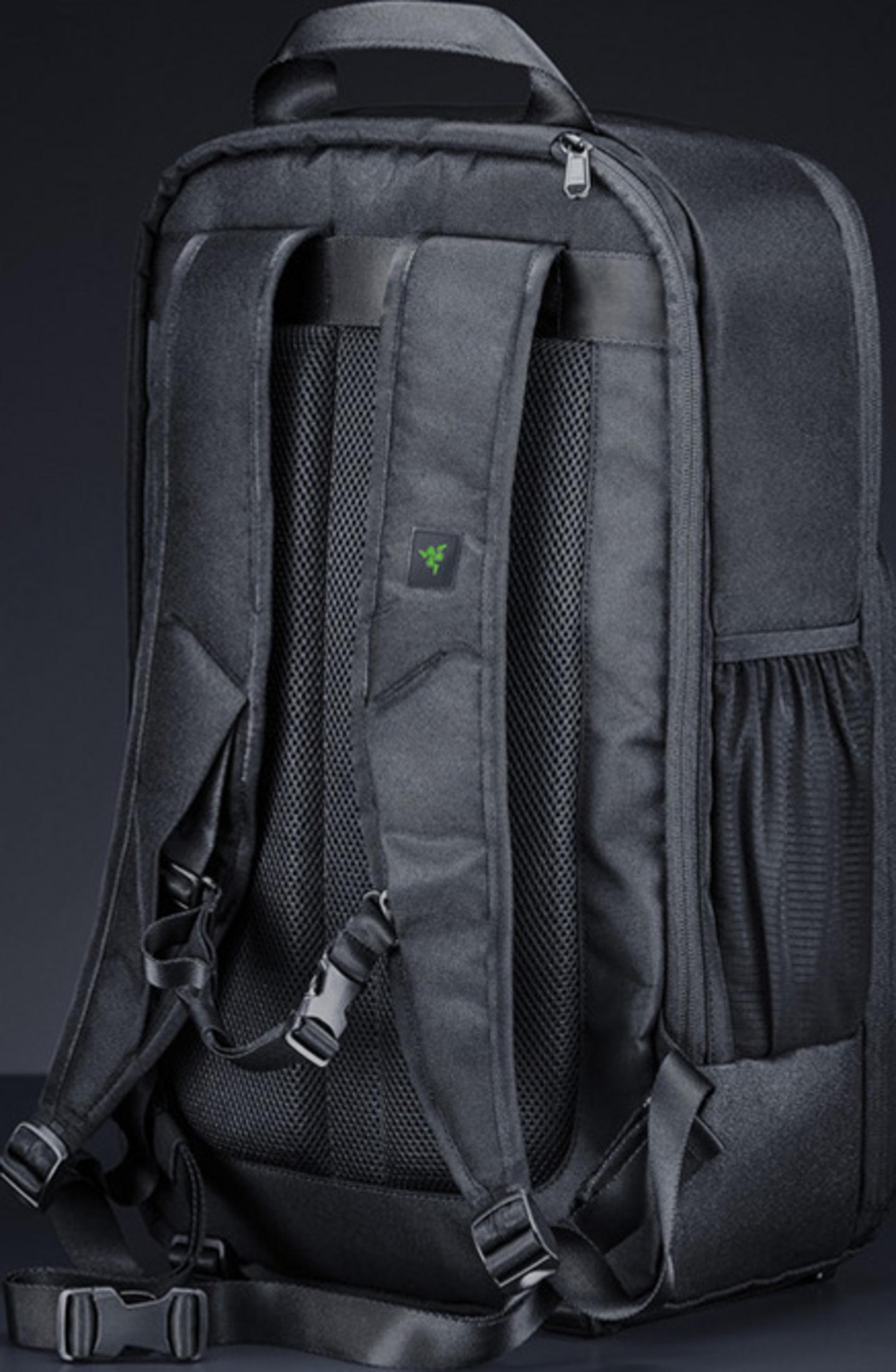 Schwarzer Rucksack mit gepolsterten Trägern und einem grünen Logo auf der Rückseite.