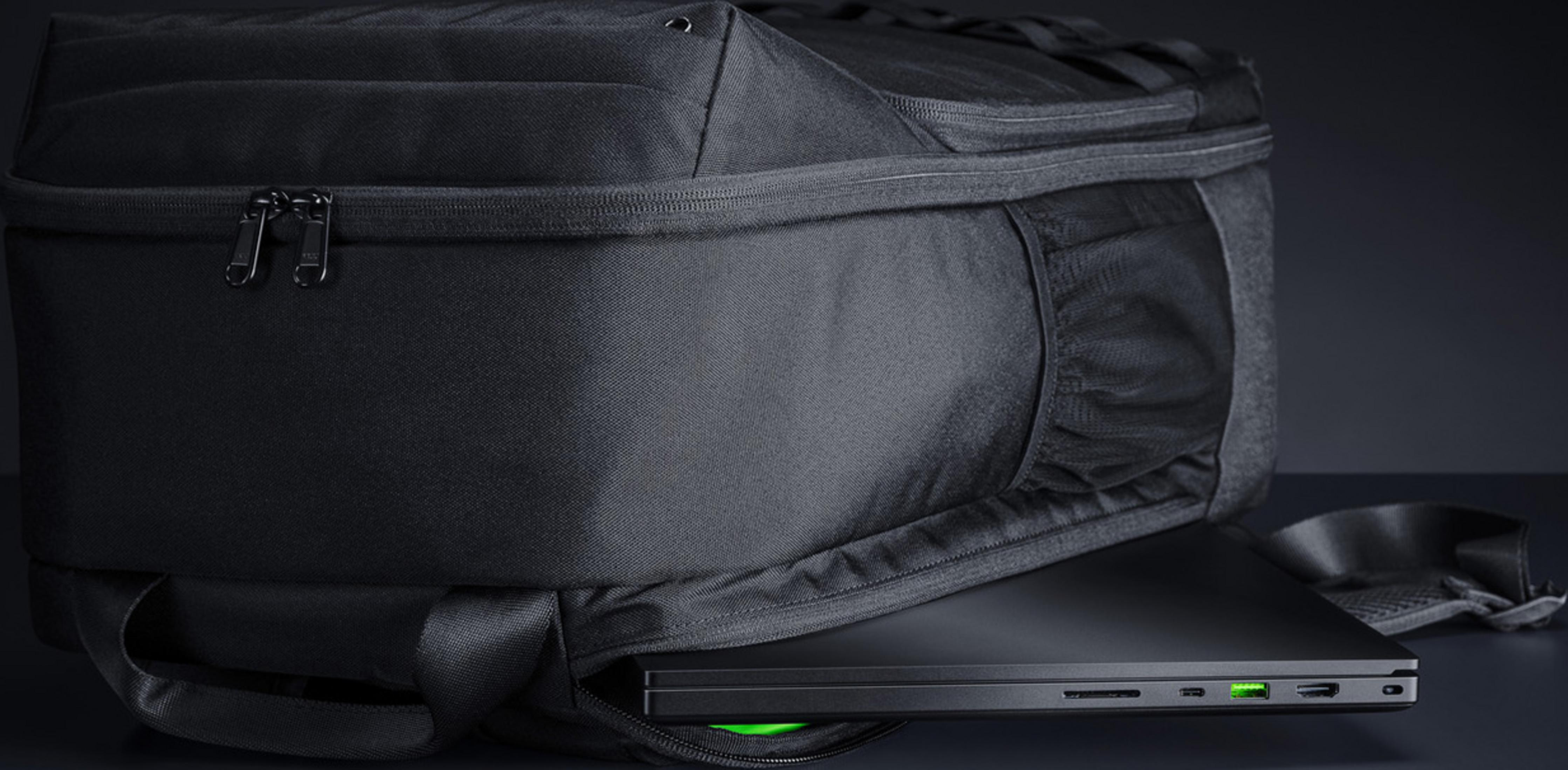 Ein schwarzer Laptop wird teilweise aus einer schwarzen Tasche geschoben.