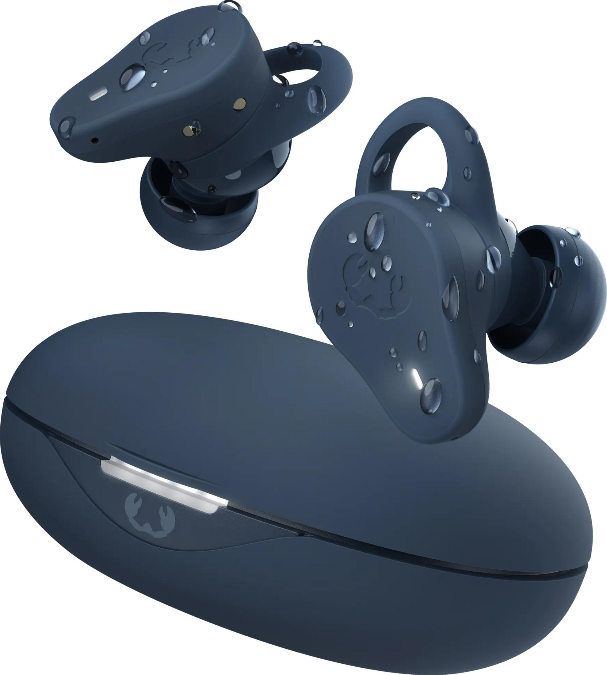 Dunkelblaue Ohrhörer mit Wassertropfen und Ladecase.