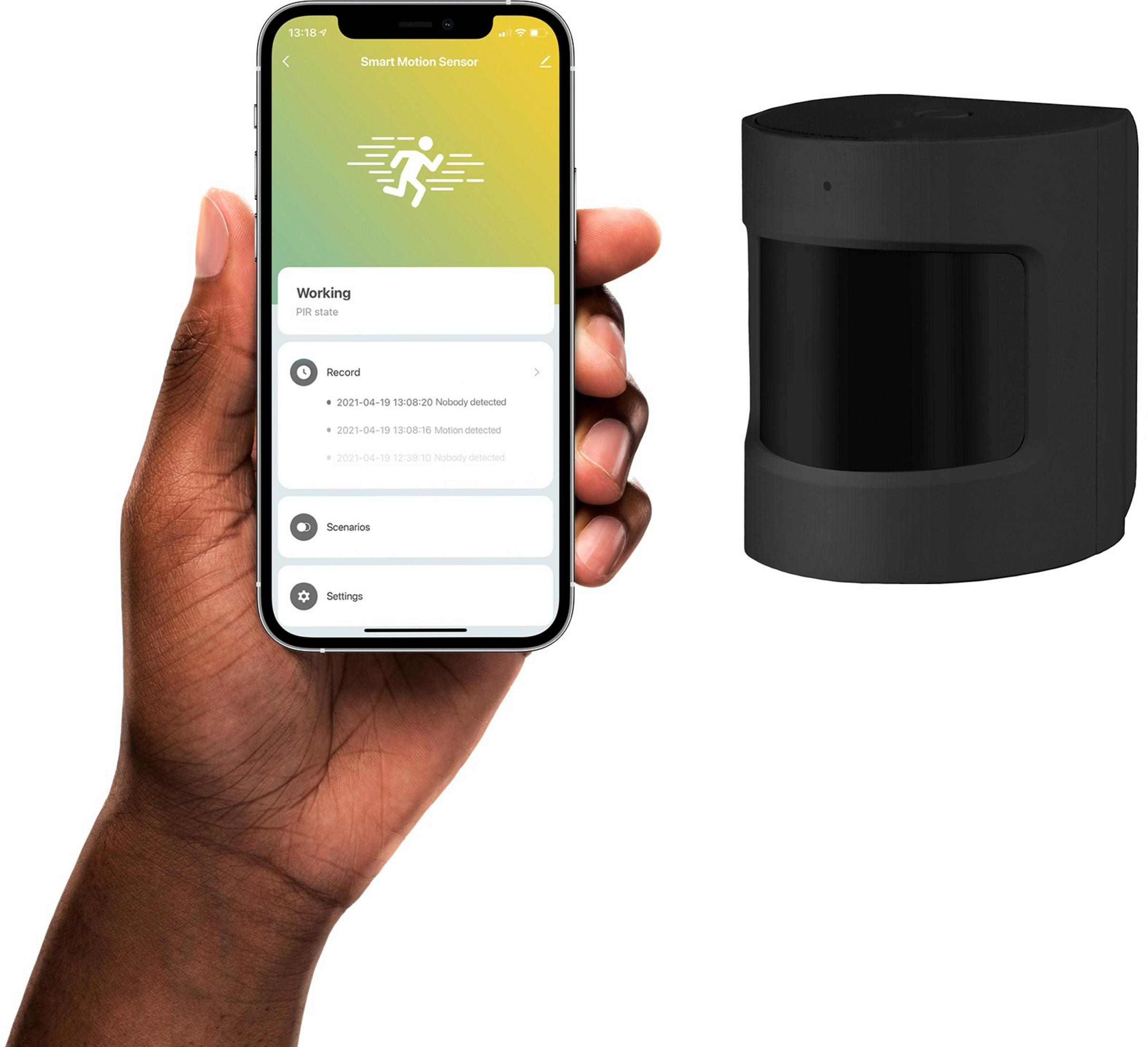 Schwarzer Bewegungsmelder neben einem Smartphone mit App-Anzeige.