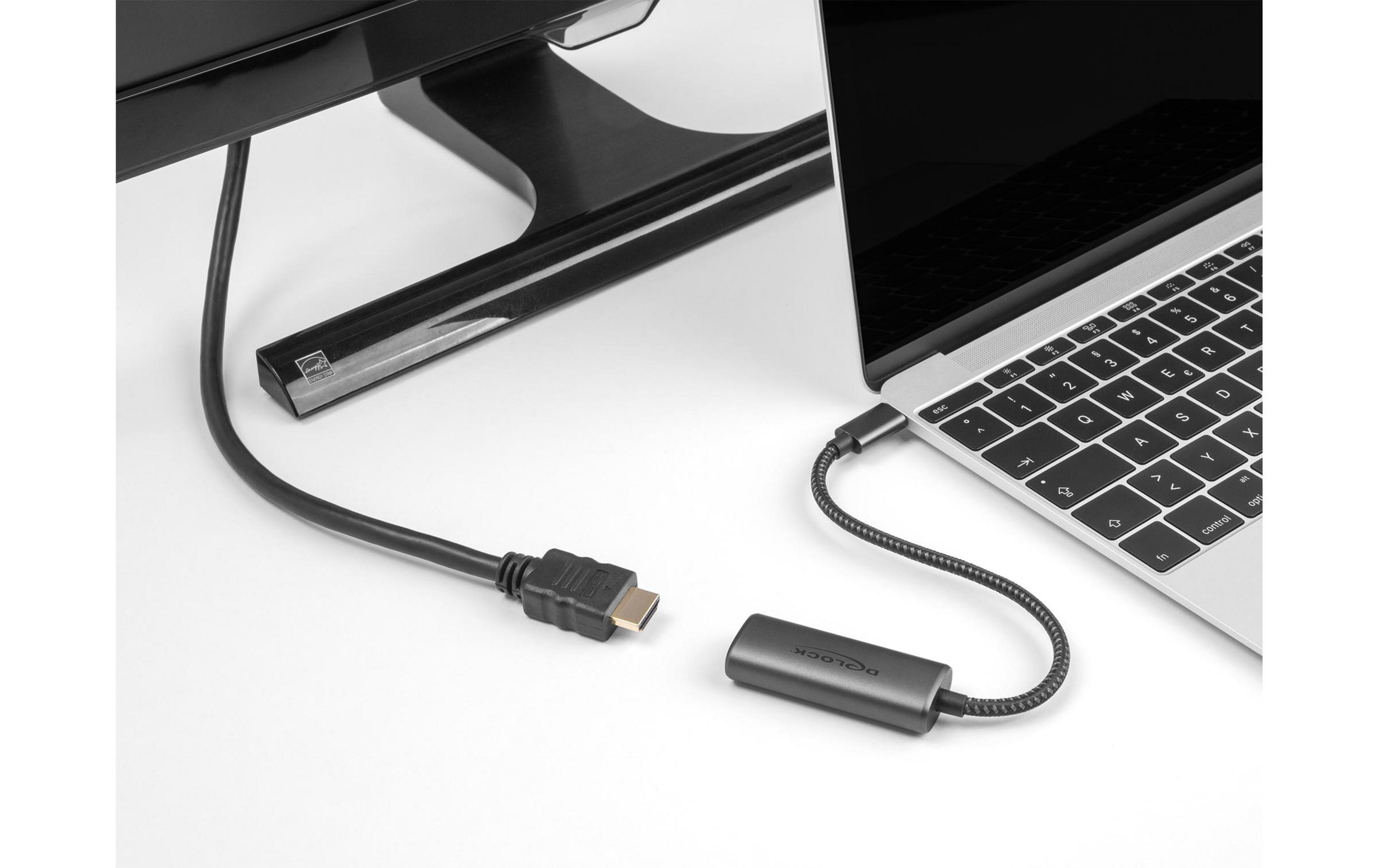 HDMI-Kabel und Adapter verbinden Laptop und Monitor, nahaufnahme.