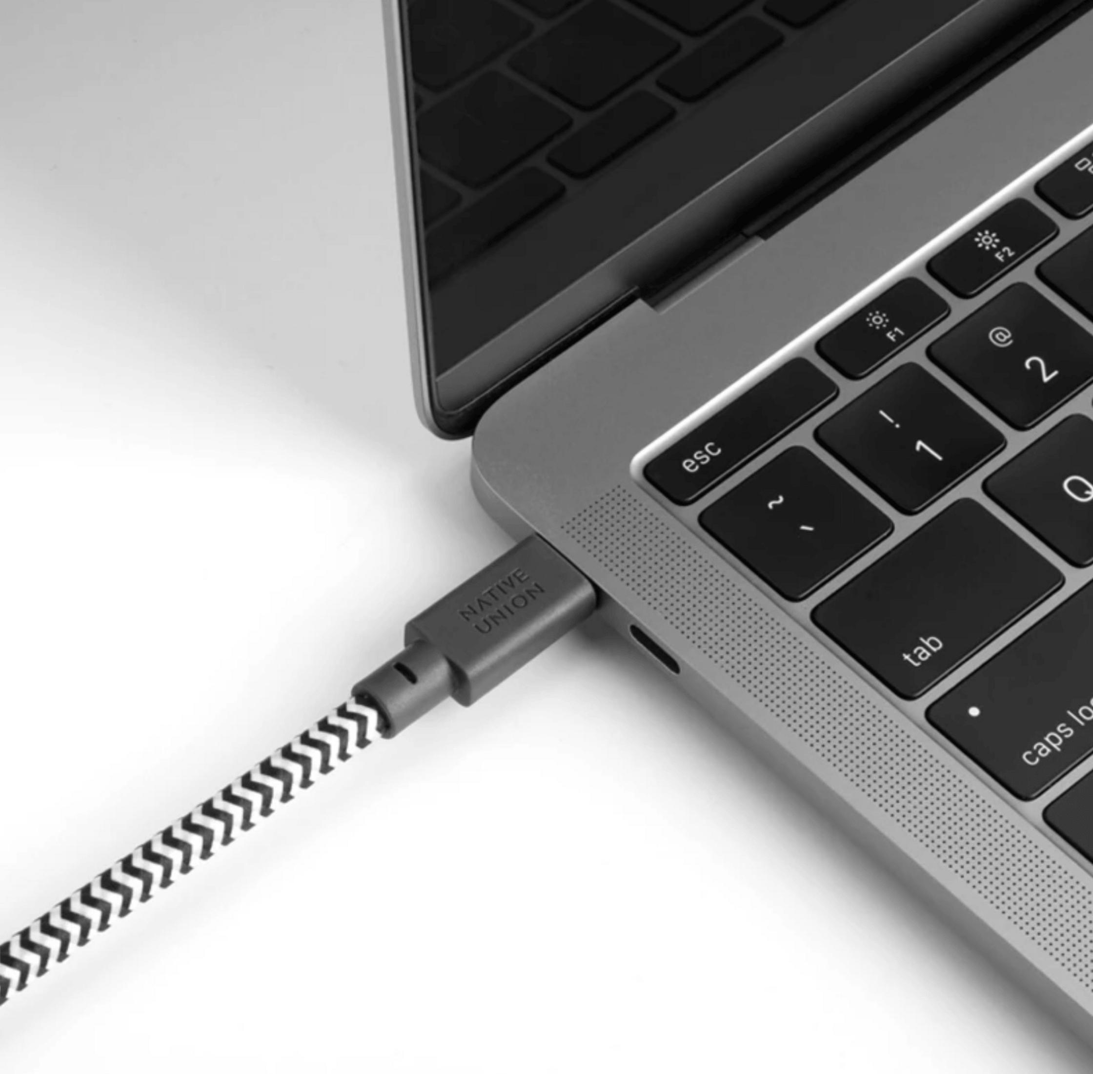Ein grauer Ladeanschluss ist in einen Laptop eingesteckt.