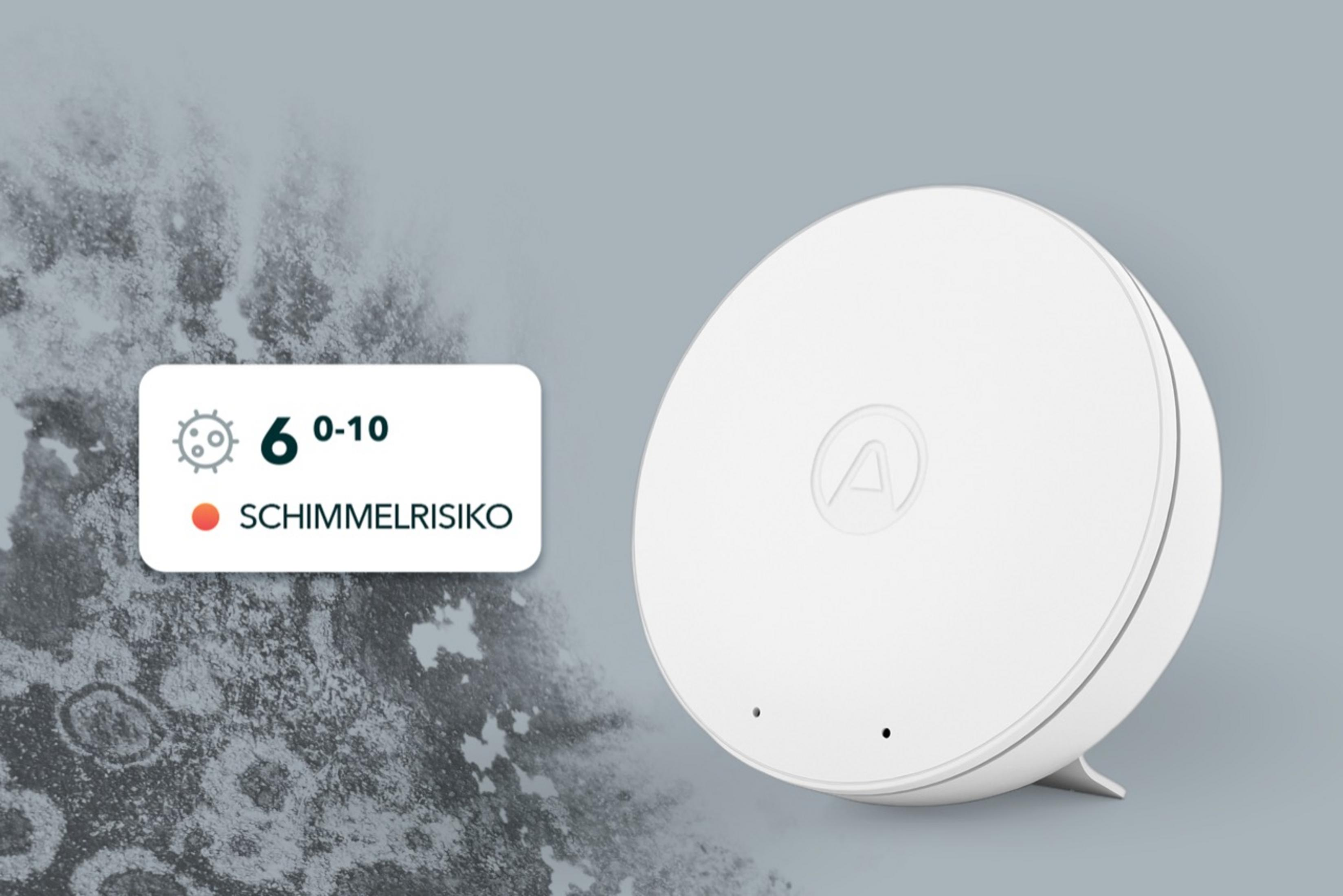 Ein weißes Gerät misst Schimmelrisiko. Der Wert ist 6 von 0-10.